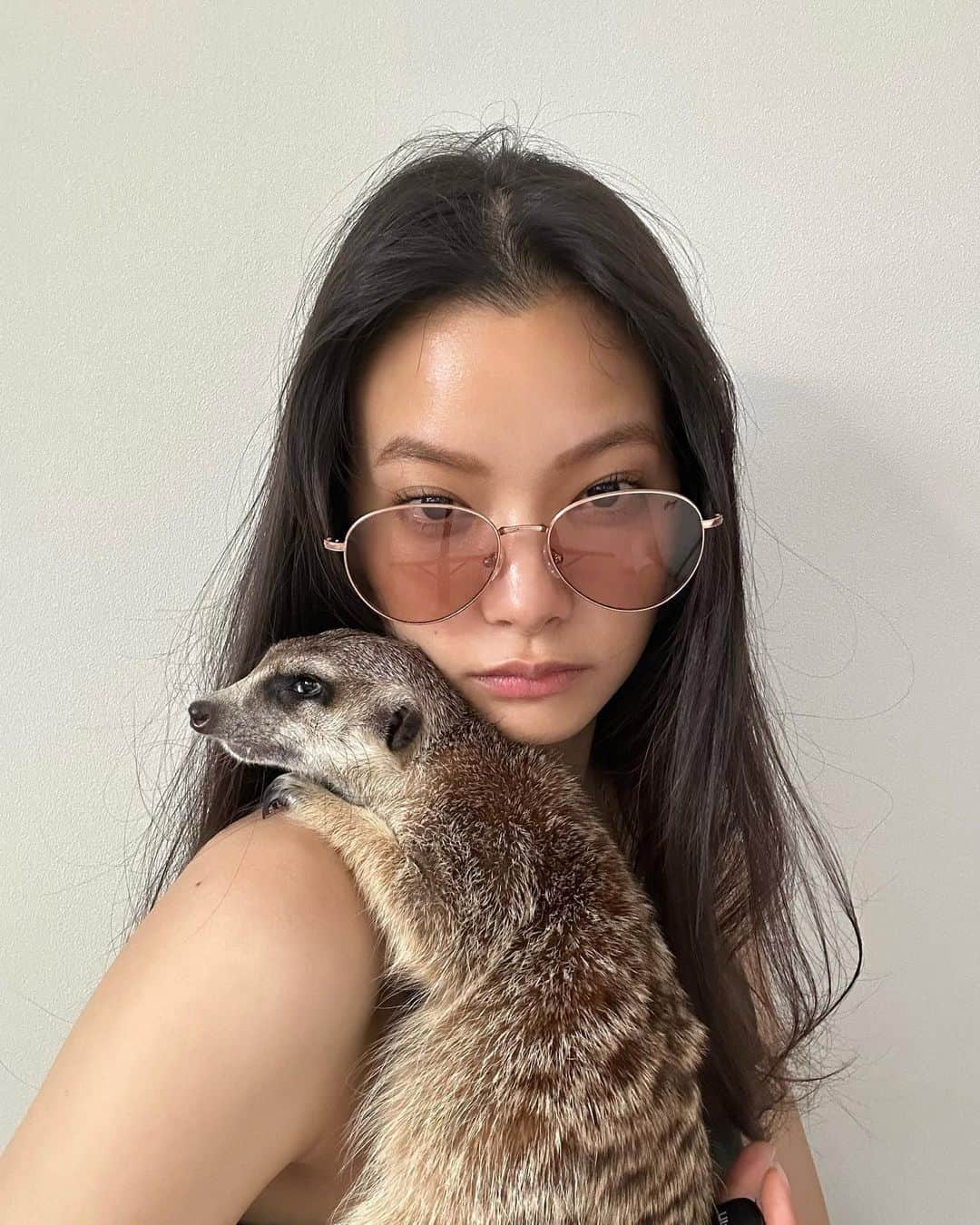 のインスタグラム：「よだくん抱っこして寝かせろってぐずる。愛おしいナップハラスメントだったので仕方なく一緒にパシャリ📸 今年おにゅーのサングラス🩷 軽過ぎて日焼け止めとか汗でツルツル下がらないのありがたい‼︎」