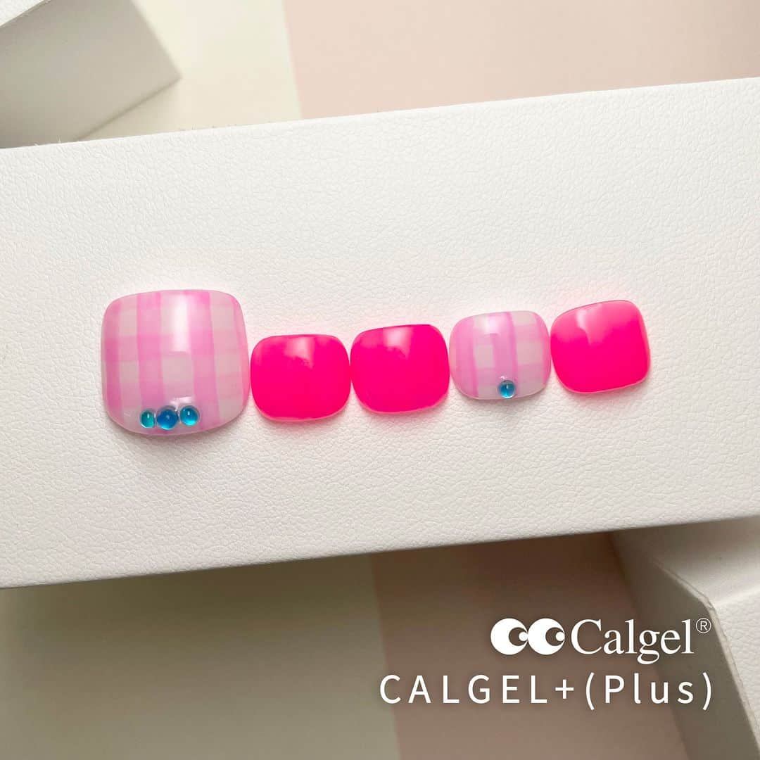 Calgelさんのインスタグラム写真 - (CalgelInstagram)「🎀  CALGEL+(Plus) Limited Neon Collection #03NE ネオンマゼンタでバービー風ネイル💘  ネオンカラーはそのまま使っても、 ホワイトとMIXしても夏っぽくてカワイイ🥰  フットネイル特集は、カルジェルのWEBマガジン『Calgelist』にて記事を公開中！ 6/27(火)のインスタLIVEでもご紹介しますので、お時間のある方はぜひご覧ください♪  #フットネイル #大人ネオン #カルジェル #Calgel #コスメティックカルジェル #カルジェル地爪スコア #Calgelist #カルジェリスト #爪にやさしい #オフがしやすい #ジェルストレスフリー #つけ心地最強 #美爪育成 #カルジェルプラス #バービーネイル #ネオンカラー #ミルキーネオンカラー #夏カラー #夏ネイル #ギンガムチェックネイル #チェックネイル #大人ネイル #nails #칼젤 #네일 #美甲 #ongles #ногти」6月21日 21時00分 - calgel_japan