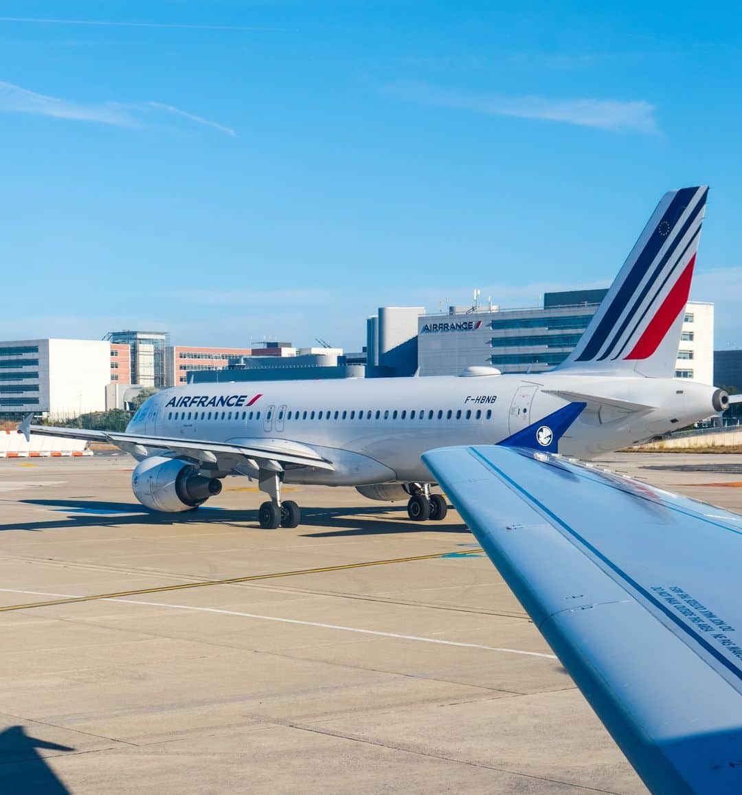 エールフランスのインスタグラム：「The journey is about to start 🛫 Have you noticed the historic Air France emblem in this photo ?   📸 @kwrzosek_photography  #airfrance #airplane #avgeek #airbus #a320」