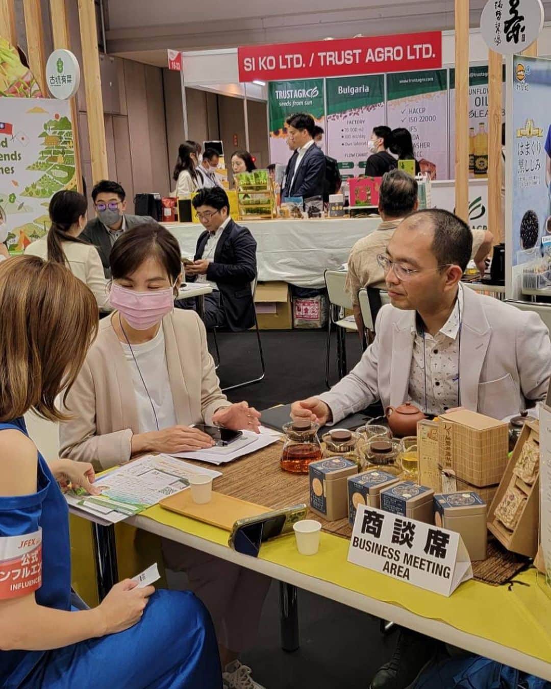 ゆなゆあさんのインスタグラム写真 - (ゆなゆあInstagram)「【 JFEX 2023 国際食品飲料商談Week 】  今日は、東京ビックサイトにて開催されている 「 JFEX 2023 ジェイフェックス 」へ。  @jfex_rx 公式インフルエンサーに任命頂き行って参りました‪‪𓂃 𓈒𓏸  JFEXは日本全国・世界35カ国から 食品・飲料企業が出展する展示会。  実際に試食・試飲をして仕入の比較検討や 企業と直接商談する事が可能です！  更に今回は、日本初上陸の食品・飲料がエントリーし 来場者の方の投票で受賞製品が決まる ”JFEX AWARDS”というイベントも行われています！  そして、今回この展示会で私が 最も感興を覚えたブースが、、🌿‬  日本に上陸したばかりのTAIWAN ORGANIC 有機農産品の（行政院農業委員曾農糧署）  台湾オーガニック茶「 達観有機茶園 」様。  創業者の王俊民さんは、自身が敏感体質で 天然栽培かつ無農薬の茶葉しか飲めなかったことから、  自ら栽培し、最も純粋で身体に優しいとされている 有機茶を、茶文化の深い台湾で栽培している  お茶を愛する元エンジニア。(めちゃくちゃ優しい)  2020年には、第1回全国有機茶コンテスト受賞。 2018〜2020年は3年連続で  「桃園年度特色土産」金賞受賞。などなど。  数々の受賞歴のある 最高品質で魅力がたっぷり詰まったお茶ブランドです。  ＊インスタはやっていないようなので 気になる方はFacebookで「達観有機茶園」と検索🔍  ﹋ ﹋ ﹋ ﹋ ﹋ ﹋ ﹋ ﹋ ﹋ ﹋ ﹋ ﹋ ﹋ ﹋ ﹋ ﹋ ﹋ ﹋  そして、有り難いことに今期から とある企業様が行うイベント企画の  プロデュースに関わらせて頂く事になった ということもあり、、  こういった展示会での ご縁は本当に貴重だなと改めて実感！  日頃から、オーガニックフードはもちろん ” ○○を愛し、消費者の立場で動く企業様 ”に対して  常にアンテナを張り巡らせている私ですが、 今回のように素敵なご縁があると  嬉しさのあまりつい、小躍りすらしたくなりますw 「迷った時こそ立ち止まらずに動け！！」  じゃないですが、行動するという事は きっといいご縁や閃きに繋がるに違いないのです‪‪𓂃 𓈒𓏸✎  ジェイフェックスは23日までやってるので ご興味ある方は是非足を運んでみてくださーいー！  ╍ ╍ ╍ ╍ ╍ ╍ ╍ ╍ ╍ ╍ ╍ ╍ ╍ ╍ ╍ ╍ ╍ ╍ ╍ ╍ ╍ ╍ ╍ ╍ ╍  《 イベント詳細 》  【展示会名】JFEX 2023 (第3回 国際 食品・飲料商談Week)  【日 程】2023年6月21日(水)〜6月23日(金) 10：00～18：00   【会 場】東京ビッグサイト 西3,4ホール  【アクセス】 ゆりかもめ「東京ビッグサイト駅」より徒歩約3分 ╍ ╍ ╍ ╍ ╍ ╍ ╍ ╍ ╍ ╍ ╍ ╍ ╍ ╍ ╍ ╍ ╍ ╍ ╍ ╍ ╍ ╍ ╍ ╍ ╍   PS.＊最後の写真＊  偶然にも展示会で紗良さんとバッタリ遭遇！🤣 @otonakasara   いつも洋服が被るでお馴染みの 原色シスターズ、またもや現る。続w  #Sponsored #東京ビッグサイト #JFEX #食品展示会 #ジェイフェックス #オーガニック食品」6月21日 21時10分 - yuna_yua