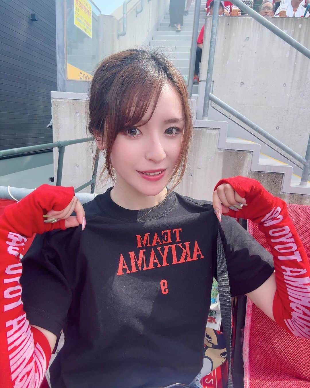 柴崎なおさんのインスタグラム写真 - (柴崎なおInstagram)「マツダスタジアム行ってきました✌🏻！ FCイベントから2試合見れてるんるん . 鯉のぼりメンバー8人で TEAM AKIYAMA着て応援した📣 Sサイズです！！！ また色々思い出更新します🤭 . .  #博多弁カープ女子 #カープ女子 #野球女子 #ボレジョ #大阪 #福岡 #japanesegirl    #タレント #モデル #ラジオパーソナリティ  #ポートレート #被写体 #photographer   #carp #広島カープ #野球観戦 #ユニホーム #hiroshima #プロ野球 #カープ観戦 #カープグッズ #カープ #ズムスタ #マツダスタジアム #広島 #交流戦 #セパ交流戦 #埼玉西武ライオンズ #秋山翔吾 #teamakiyama」6月21日 21時11分 - n_srin751