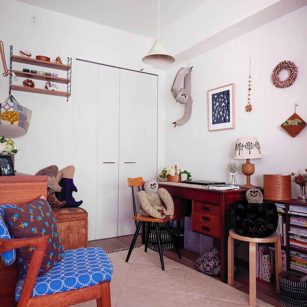 ムクリ［mukuri］さんのインスタグラム写真 - (ムクリ［mukuri］Instagram)「シンプルでありながら、心惹かれずにはいられない魅力。我が家のアルテックの家具〜都内マンションで北欧インテリアを楽しむ暮らし（comfortablelife_7さん）  家のあちらこちらでアルテックの家具を 使っているhappyさん。  アルテックは 北欧家具の代表的なブランドの一つ。  デザインやカラーがシンプルで サイズもそれほど大きくなく、 限られたスペースに フィットするものが多いのも魅力です。  リビング、ダイニング、寝室、 その他のスペースで 場所ごとに使っている アルテックの家具について お伺いいたしました。  前回のコラムでご紹介いただいた ヴィンテージ家具とのバランスにも 注目してご覧くださいね♩  @comfortablelife_7 さん ありがとうございました！  （編集：kaori）  ▶詳細はプロフィールのURLよりご覧ください プロフィールはこちらから @mukuri_official ・  –––––––––––––––––– ムクリ公式アカウントでは くらしの中にある"好き"や"コダワリ"を毎日お届け。  インテリア、整理収納から家づくりなど 日常で参考になる情報から サラッと読める短編コラムまで ご紹介していますのでフォローしてぜひご覧ください。 ▶︎ @mukuri_official ・  「 #ムクリ 」のタグもいつも楽しく拝見しています☺️  オリジナルブランドは @daily_mukuri  くらしの中にあったらいいいな、 そんな商品を企画・制作、集めています。 ––––––––––––––––––  #artek #アルテック#リビングインテリア #北欧インテリア #scandinaviandesign #北欧家具 #北欧ヴィンテージ #vintagefurniture #北欧雑貨#マンション暮らし #観葉植物のある暮らし #グリーンのある暮らし #植物のある生活 #マイホーム #myhome #部屋作り #リサラーソン #ミナペルホネン #くらしの編集#ムクリ」6月21日 21時05分 - mukuri_official