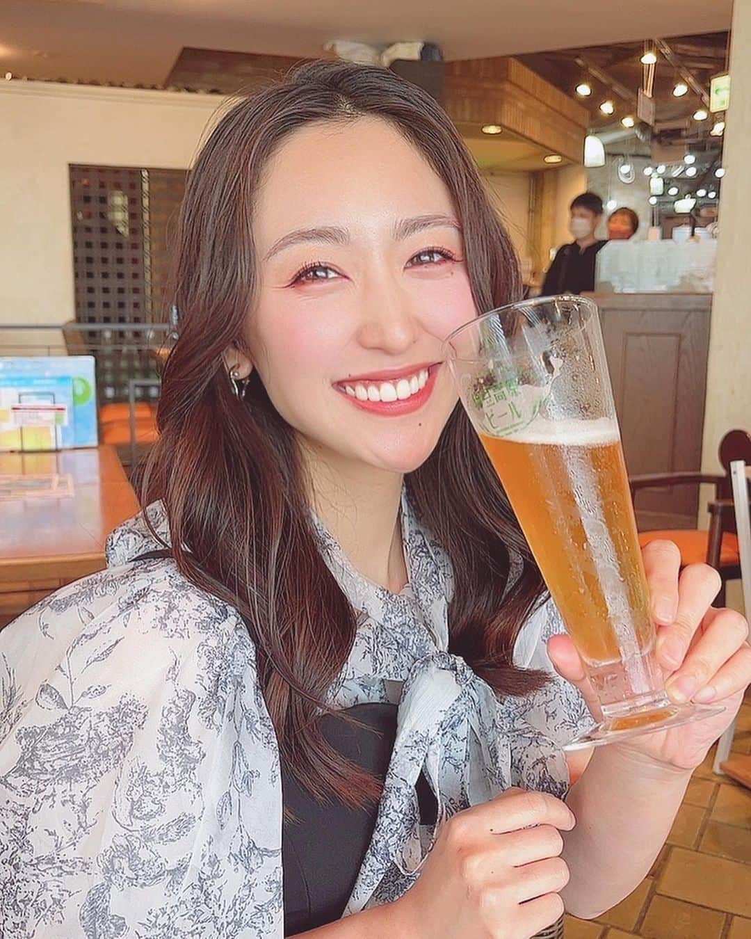 三輪晴香さんのインスタグラム写真 - (三輪晴香Instagram)「. . ビールを持って澄ました顔してても 飲むと全然ダメみたい😂🍺」6月21日 21時05分 - miwamiwa4010