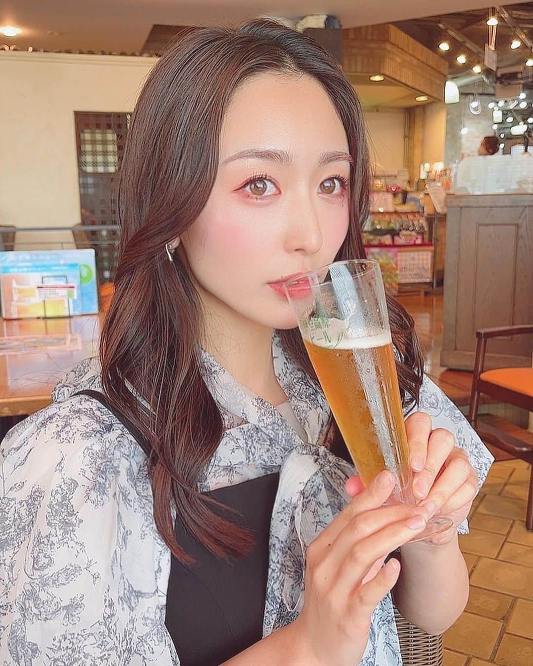 三輪晴香のインスタグラム：「. . ビールを持って澄ました顔してても 飲むと全然ダメみたい😂🍺」