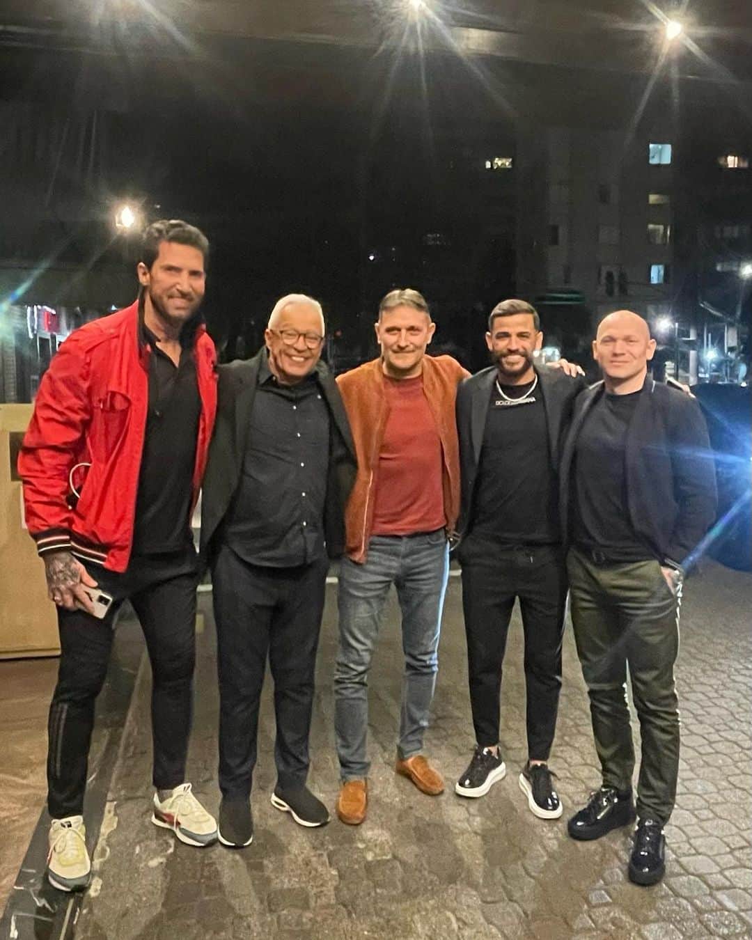 ジュニオール・カイサラのインスタグラム：「Dinner with the family @pfcludogorets1945 it was a pleasure meet you guys again. 🇧🇬🇧🇷✅」