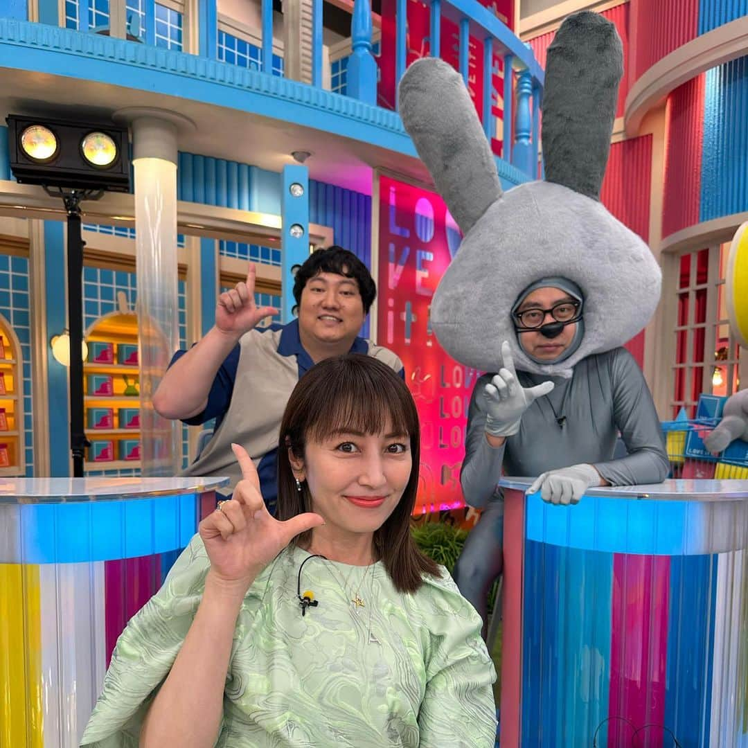 矢田亜希子さんのインスタグラム写真 - (矢田亜希子Instagram)「本日もラヴィット！ ありがとうございました‼︎ オダッピーと兎でダブルうさぎちゃんと😆 今日は盛り沢山！サプライズの生披露、赤坂サイファー👏👏👏👏👏👏 TVerでみよ‼︎ #ラヴィット#水曜日#tbs#オダッピー#兎ちゃん#赤坂サイファー#loveitwednesday #かっこいい👍#梅田サイファー さん#つかみ1グランプリ 衣装はワンピース @cyclasofficial アクセサリー @kajita_jewellery」6月21日 21時06分 - akiko_yada