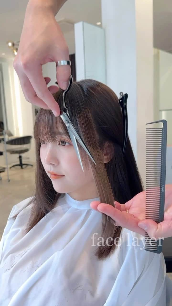 齋藤純也のインスタグラム：「フェイスレイヤー✂︎  顔まわりが立体的に動くヘアスタイルがおしゃれ！ 骨格と輪郭と髪質に合わせて誰よりもその人らしくバランスよく♪  ✴︎PRICE✴︎ カット✂︎7700円 カラー✂︎7700円  カットなしの場合シャンプーブロー料金+2200円 カラーはトリートメントin処方で圧倒的な艶感と手触りをプラスします。 ブリーチor3Dハイライト施術はプラス7700円です。 パーマ✂︎7700円 トリートメント✂︎種類多数によりカウンセリングで決めさせていただきます。5500円〜11000円 縮毛矯正✂︎17600円、前髪のみは6600円 ・ ネット予約が×の所もお電話かDMで時間調整できますので気軽にご連絡ください！ kelly.表参道本店　A1出口より徒歩45秒 東京都渋谷区神宮前5-2-5 JY表参道ビル２Ｆ kelly. ・ ・ ✔️群馬県伊勢崎市で出勤するスケジュールは隔週水曜日です。 群馬店は料金が異なります、お問い合わせください 群馬のご予約はＤＭまたは ホットペッパービューティーで  kelly. by L.O.G 検索✂︎ 在籍日程が少なくて申し訳ありません。 薬剤は最新のものを揃えました 群馬県伊勢崎市宮前町146-1」