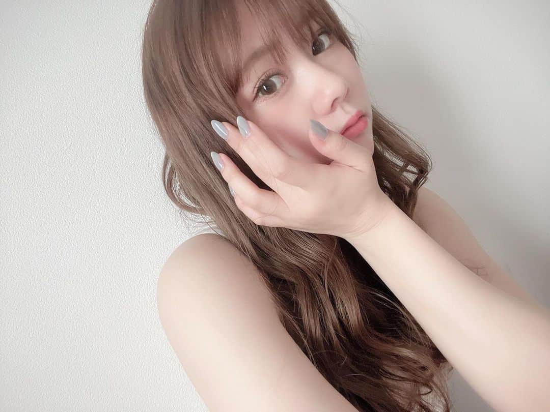 松本慈子のインスタグラム：「* 初マグネットネイルにした🩵 ネイル見せたいのにきめきめの顔してる自分が気になるね〜😇  さ、私が喜ぶコメントしてね☺️  #マグネットネイル #水色ネイル #ジェルネイル」