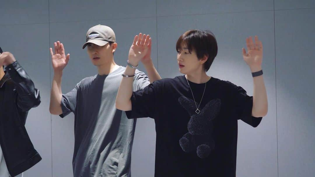 チョウミのインスタグラム：「ZHOUMI 조미 'Mañana (Our Drama) (Feat. 은혁)' Dance Practice Behind  👉 https://youtu.be/-dJaQok3C_I  #조미 #ZHOUMI #은혁 #EUNHYUK #Manana #OurDrama」