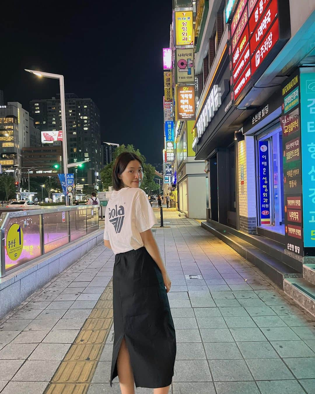 今田美奈のインスタグラム：「弾丸釜山🇰🇷✈︎ ぷらっと行けるようになったの本当嬉しいなぁ〜〜^_^ 飛行機だと寝てる間も無く着いしてまう。空港から市内へも近くて楽に行けるからすごく良い◯ 　　 美味しいもの食べてカフェ行って…  買い物して、前に行ったときにお気に入りに登録してたご飯屋さんとかをメインに行ってきた〜🍚!  　　 服は現地調達楽々コーデ：）」