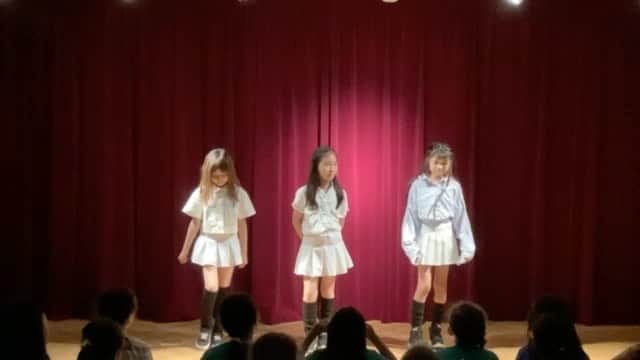 西山美希子のインスタグラム：「娘の夏休みが始まり あっという間に2週間 夏休みが始まった途端 体調絶不調でいまだ治らず😭  さて学期末にスクールで 娘がカルチャーの題目で自己表現 プレゼンテーションをしました  娘が振り付けをし コスチュームもスタイリングして 推しの子のアイドルを踊ったそうです え？推しの子？と思ったけどw  振り付けなんて いつのまにか出来るようになって！ シャイな娘にとっては こうやって人前で 自己表現できる場がありがたい🥹」