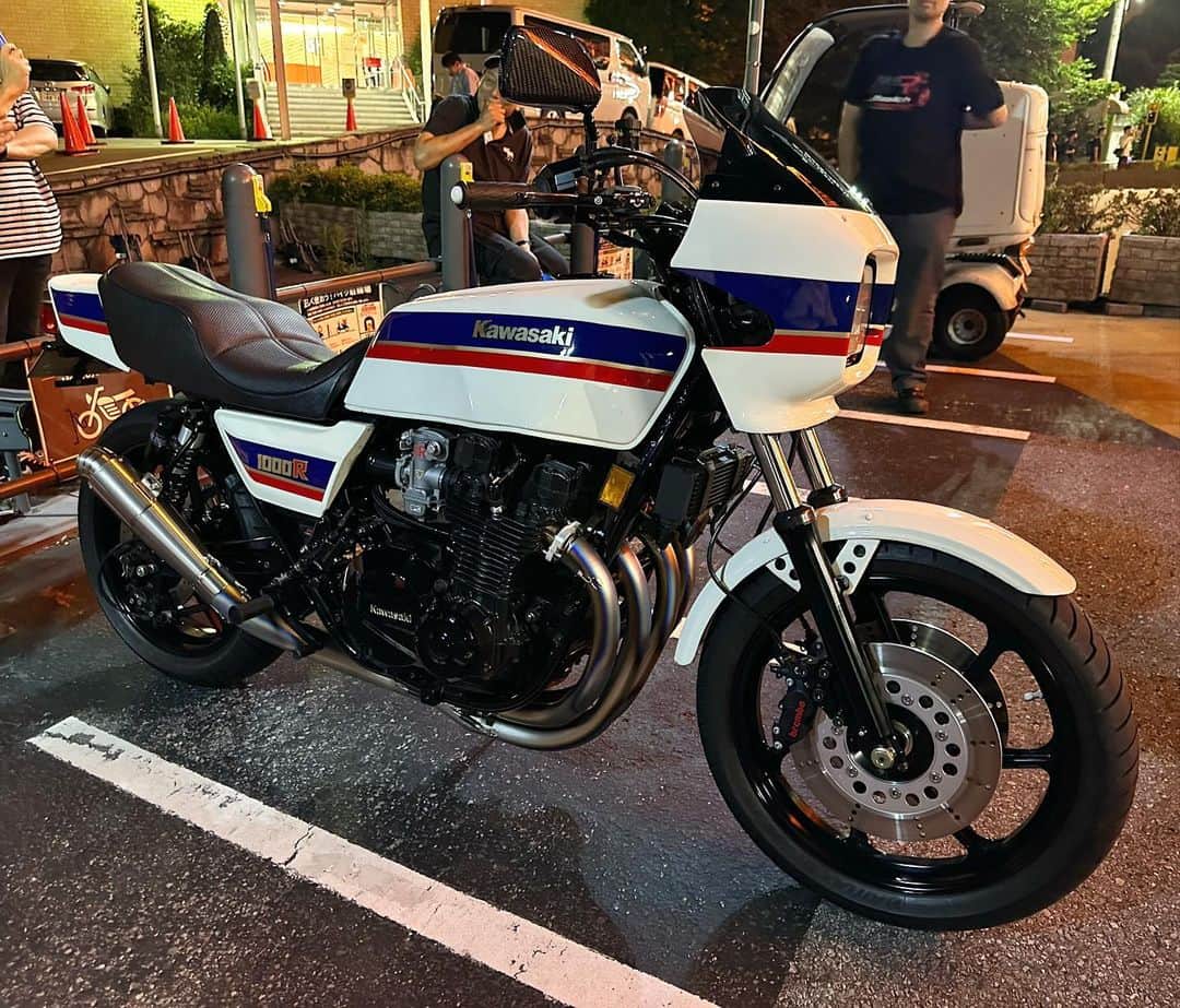 織戸学のインスタグラム：「Z1000R2 full Titan EX  so light and beautiful  Sound is better with iron and muffler  チタンマフラーは、 軽くて美しい  エキパイのラインと 集合部分の重なりが 最高に美しいので 一目惚れ  soundは 鉄マフラーの方が 空冷エンジンには、 似合ってるかな。  #maxorido  #kawasaki  #z1000r  @130ryokohama」