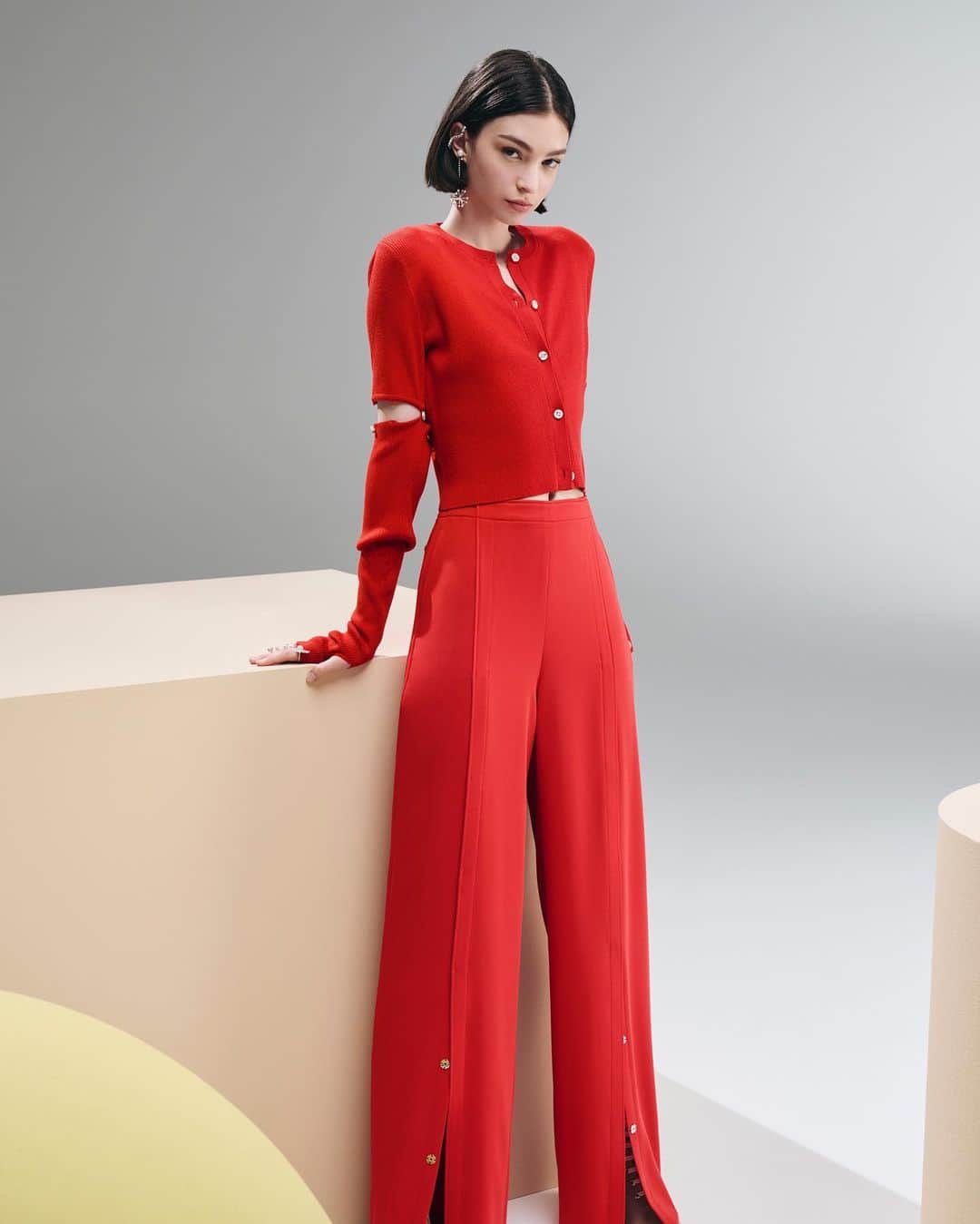 アディアムのインスタグラム：「Convertibility and functionality are the core concepts surrounding the #ADEAM Resort 2024 Collection.」
