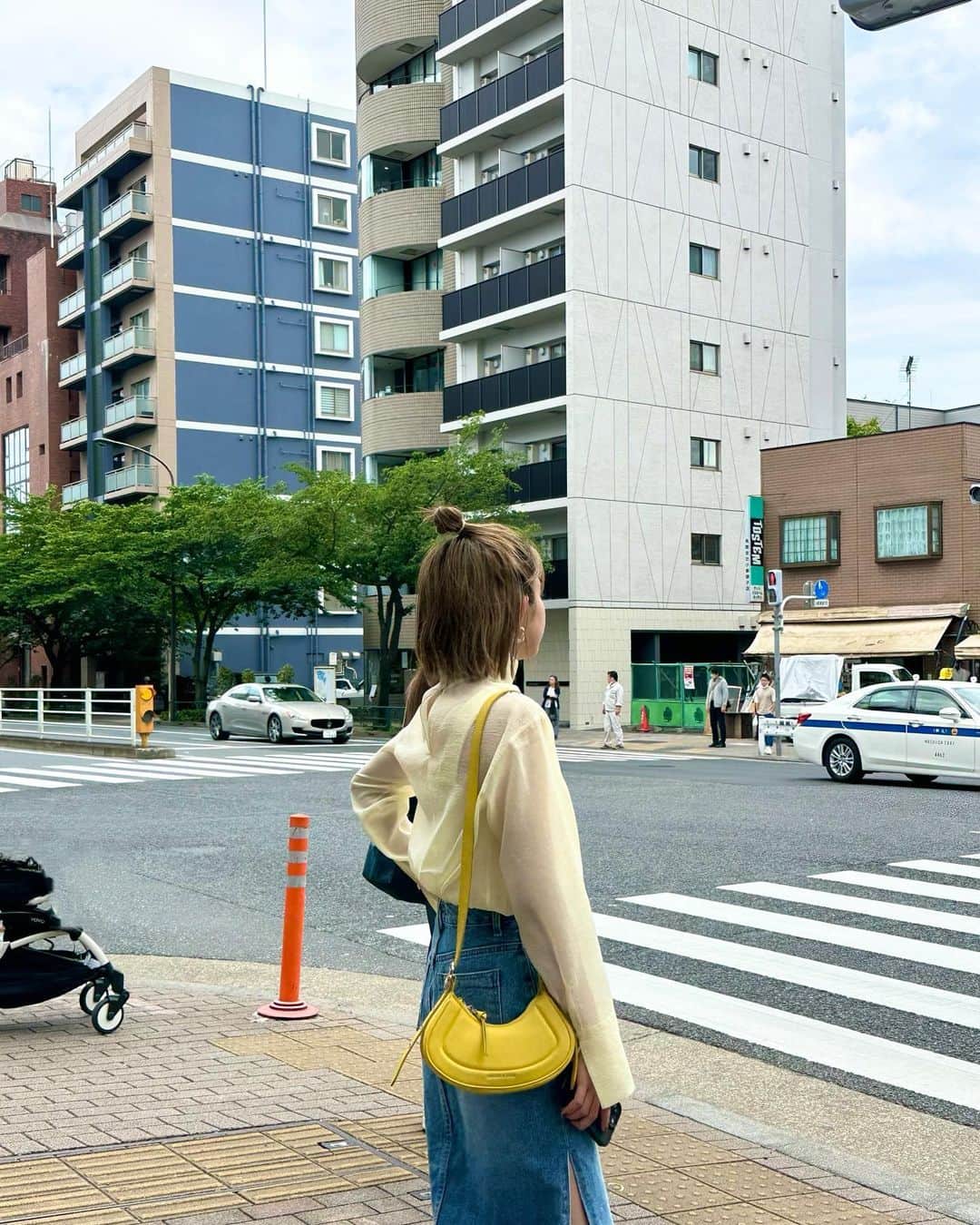 のインスタグラム：「. 昨日のインスタライブでも紹介したSheer High Neck Top🍋 朝晩は冷える今にぴったりなアイテムです😉  このあと21:30頃からインスタライブお願いします✌︎」