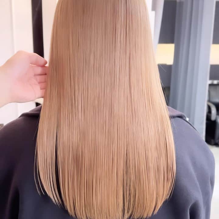阪下裕紀のインスタグラム：「✨ダメージレスブリーチ✨ ⁡ ⁡ 🎨カラーが不安な方必見🎨 自分史上最高のヘアスタイルとサラツヤヘア😍 ⁡ 是非お気に入りなスタイルはいいね👍保存お願い致します♪良ければフォローもお願い致します😍 ⁡ 最高の髪質改善トリートメント出来ました\(//∇//)\ 顧客のお客様から新規のお客様まで初回は¥10000となっております◎ 是非体感してください\(//∇//)\ ⁡ ※僕が載せてるオリジナルダメージレスブリーチは僕にしかできません！！ ⁡ ⁡ 独自の方法と薬剤を使用している特殊技術です。 いいなぁと思ったらいいね押してくれると喜びます😆⭕️ ⁡ 来店されるときは 髪型を @yuki__sakashitaのラインナップから好きなスタイルを保存して見せてくださいね😍 ⁡ あとは、髪の状態や似合わせであなたに似合う髪型、カラーをご提案させていただきます。 ⁡ 🉐新規クーポン🉐 カット＋ダブルカラー+トリートメント　¥16800- カット＋ケアカラー＋髪質改善　¥18500- 髪質改善　　　　　　　　　　　¥10000- ⁡ ⁡ 🐥良くある質問🐥 Q.カラーのもちは？ A.デザインカラー(ハイライト、バレイヤージュetc)は2〜3ヶ月 ブリーチカラー(全頭ブリーチ、インナーカラー)1〜2ヶ月 Q.オリジナルダメージレスブリーチとはなんですか？ A.僕にしかできないトリートメントとブリーチを配合➕前処理トリートメント、アフタートリートメント髪のダメージレベルを見極めて調合します。 Q.どんな髪質でも大丈夫ですか？ すでに過度のダメージがあったり、黒染め履歴がある場合は希望のカラーにするためのプロセスが異なる場合があります。 その場合でも最善の提案をさせていただきます。 Q.髪質改善はどんな髪でも出来ますか？ ブリーチしてる方からしてない方まで幅広く対応できます！ 軟毛〜普通毛　一回で感動レベル🥺 硬毛、癖毛　1〜2回で完璧に仕上げます！ Q.髪質改善のもちは？ 1ヶ月以上です✨ もちろん繰り返すほど定着しやすくなりもっとモチも良くなります^ ^ ⁡ 👑カラースペシャリスト👑 ✂️ダメージ90%OFFのブリーチができる ✂️豊富な経験で失敗しないカラーができる ✂️年間1000人以上担当している実績 ⁡ 🔱カラーの失敗が心配な人でも大丈夫🔱 僕のオリジナルダメージレスブリーチは他店ではマネ出来ないやり方です。✨ カラーなら僕にお任せください💗 今までのブリーチに比べて圧倒的にダメージレス、ツヤツヤカラーを楽しめます。 豊富な経験によるカラー知識であなたの なりたいカラー叶えます✨ ⁡ ✂️痛みたくない ✂️可愛いカラーになりたい ✂️デザインカラーを楽しみたい ✂️手触り良くしたい ✂️透明感が欲しい ✂️赤みオレンジ味を無くしたい カラーが不安な方は一度カラー美容師阪下までご相談ください😆 ⁡ 👑丁寧なマンツーマン接客👑 お客様を1人1人幸せにしたいという想いから 1人1人マンツーマンで接客させていただいてます😄一緒にステキな髪型作りましょう ⁡ 丁寧な接客と技術でお客様に少しでも素敵な 時間を過ごして頂けると嬉しいです。 ⁡ このインスタをみて好感を持ってもらい僕に髪の毛を任せてもらえるようでしたらお客様に喜んで頂けるよう全力で綺麗にさせていただきます✨ ⁡ ご予約ご相談は 🕴トップのURLまたはDM 担当:阪下裕紀 ⁡ 住所 東京都渋谷区神宮前4-26-2守谷ビル2F アクセス ⁡ 千代田線 明治神宮前駅 徒歩5分 副都心線 明治神宮前駅 徒歩5分 JR原宿駅　徒歩7分 東京メトロ　表参道駅　徒歩7分 ⁡ ⁡」