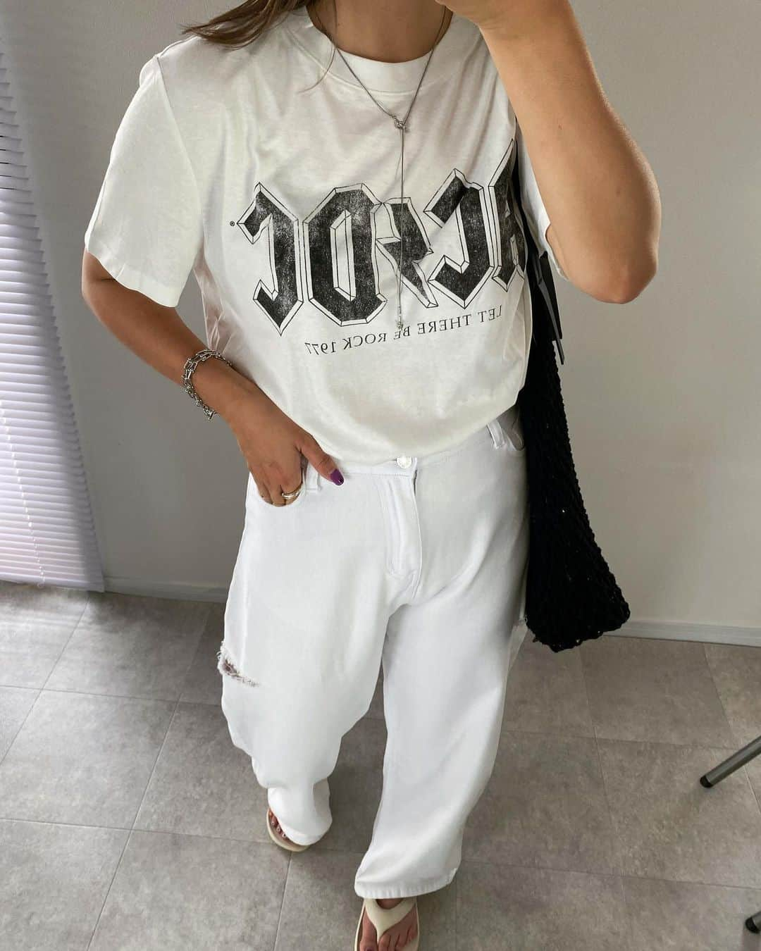 S E I K Oさんのインスタグラム写真 - (S E I K OInstagram)「.  このTシャツ 色違いサイズ違いで 買ったんだけど  本当にお気に入り🥹❤️  で、最近ニューカラーが 出てるぽいから それも買おうと思う🤗笑  ちょうどいいプリントTって なかなか出会えないから こんなにプチプラでタイプなやつなら 色違いで持っとくのも ありだよね❓🥴✨  T/ #hm  pants/ #楽天roomに載せてます  sandal/ #newbalance bag/ #zara   ___________________________   #エイチアンドエム#プチプラ#プチプラコーデ #プチプラファッション#プチプラアイテム #ザラ#カジュアル#大人カジュアル#オトナカジュアル #骨スト#骨ストコーデ#骨格ストレート」6月21日 21時17分 - seco_days