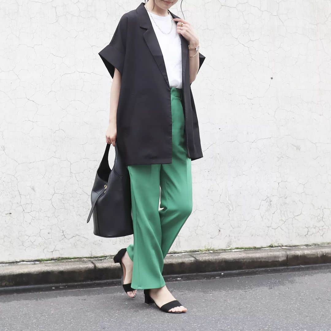 Eri Satoのインスタグラム：「【black×white×greenコーデ】 jacket: @aquagarage bag: @orsetto_official · @aquagarage の 半袖シャツジャケット シャツっぽい素材で かっちりし過ぎずに羽織れるジャケット。 少し肌寒いかなーみたいな時にピッタリ。 · この日は一緒にお仕事している 愉快な仲間達と新大久保へ🇰🇷 昼から、チュクミドサでいっぱい食べて飲んだよ😋 · 昨日投稿したラテが作りたくて 色合わせたくて このコーデだったの💚笑 （ざわつかせてごめん） · · #aquagarage#アクアガレージ #高身長コーデ#ママコーデ#カジュアル #ファッション#コーディネート#プチプラ#プチプラコーデ#夏コーデ#カーディガンコーデ#mamagirl#locari#partegram#きれいめカジュアル#お洒落さんと繋がりたい」