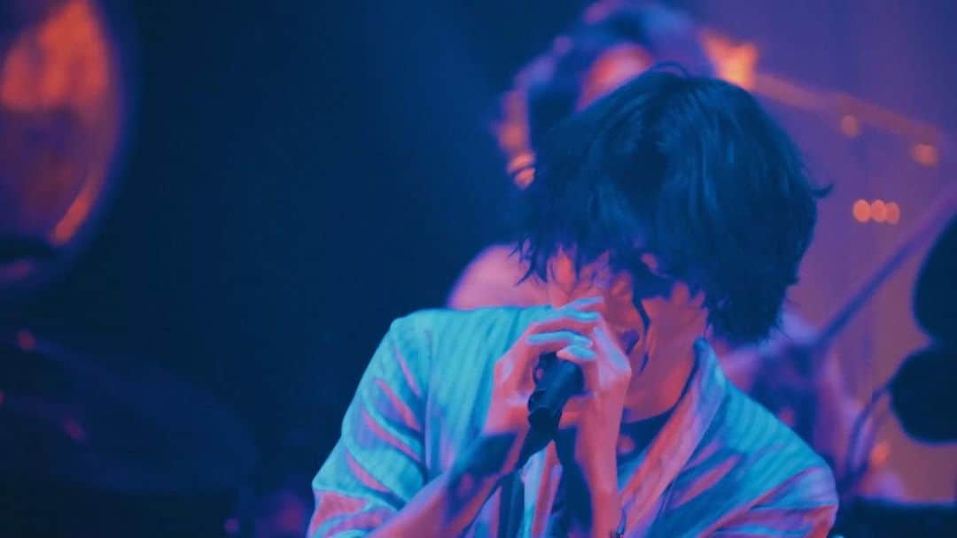 [ALEXANDROS]のインスタグラム：「. YouTubeにて閃光のLive映像を公開🎥  お見逃しなく👀  youtu.be/Q8pSJANkMuo  ▼閃光(Live at よよたい)▼ lnk.to/senkou_yoyotai  #Alexandros  #閃光　 #butwaitarena」