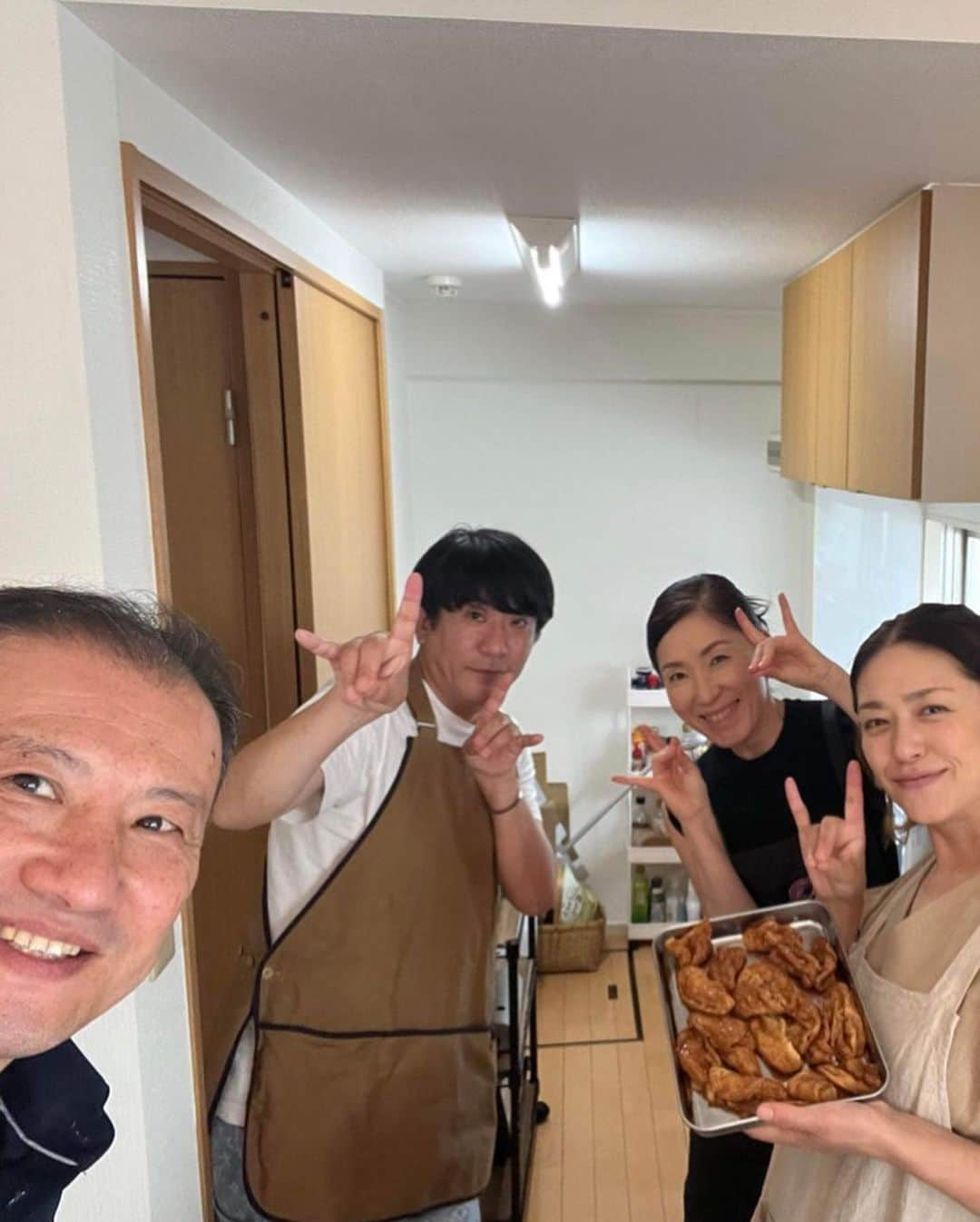 加藤紀子さんのインスタグラム写真 - (加藤紀子Instagram)「「さんまさんのお誕生日にいなり寿司を持って行きたくて」  いなり寿司マイスターを受講しても まだ味と工程に心配があることを相談したら、いなり王子の坂梨カズさん @inari_oji 、 豆腐マイスター協会代表理事の磯貝氏、 お豆腐から薬膳までの知識において、とにかく信頼と大好きしかない、谷口ももよ先生　@momoyakuzen が立ち会ってくださり、アドバイス&お味見いただく、貴重な時間を頂いた午後。  ゴマまぶし、 レモンまぶし、 師匠は何がお好みか、 引き続き練習しつつ いなり寿司ってしっかり作ると 美味しいのだなぁ❤️を再確認した日。 ってか… 美味しいに到達するまで奥深い…😨  #いなり寿司マイスター  #豆腐マイスター」6月21日 21時22分 - katonoriko