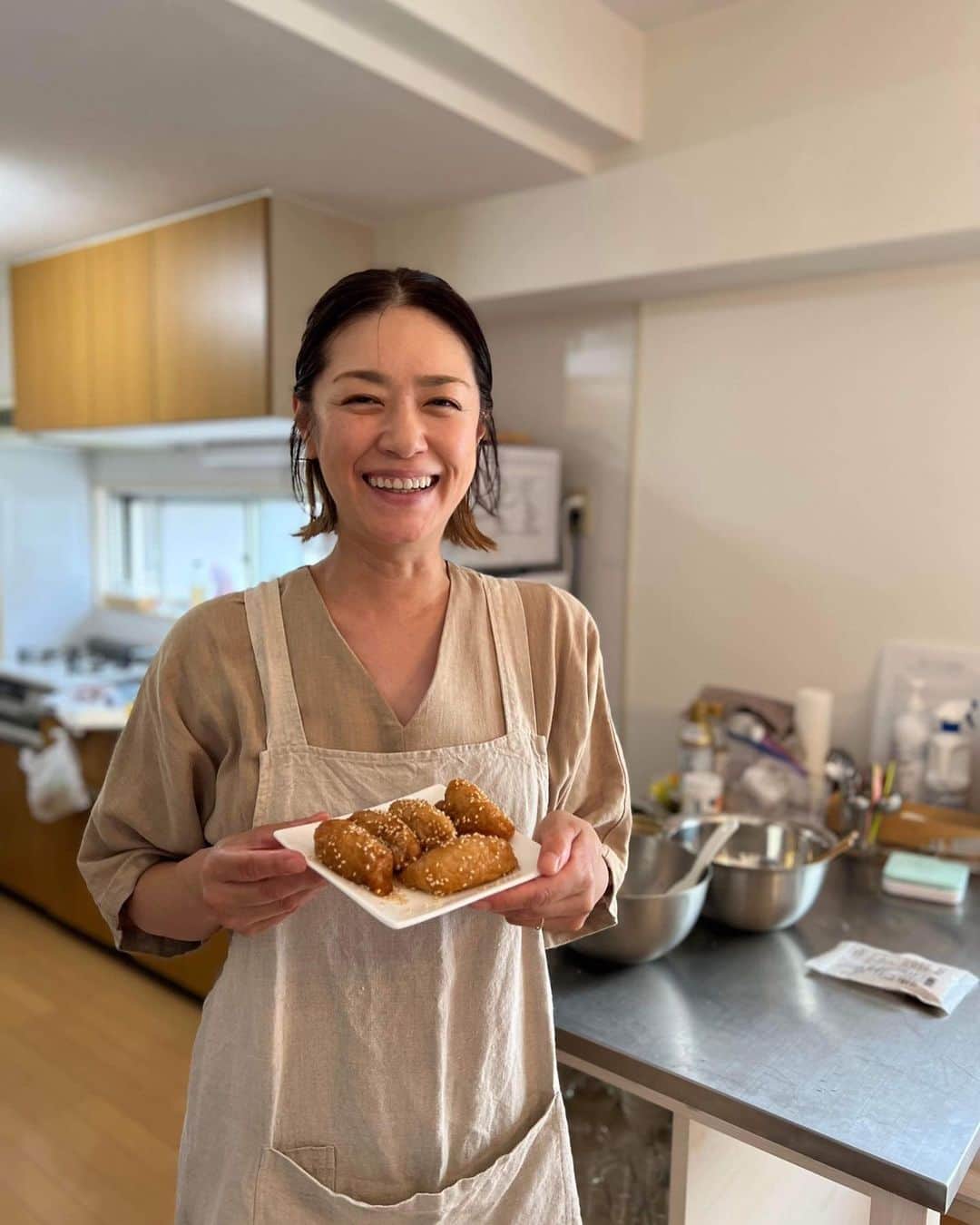 加藤紀子さんのインスタグラム写真 - (加藤紀子Instagram)「「さんまさんのお誕生日にいなり寿司を持って行きたくて」  いなり寿司マイスターを受講しても まだ味と工程に心配があることを相談したら、いなり王子の坂梨カズさん @inari_oji 、 豆腐マイスター協会代表理事の磯貝氏、 お豆腐から薬膳までの知識において、とにかく信頼と大好きしかない、谷口ももよ先生　@momoyakuzen が立ち会ってくださり、アドバイス&お味見いただく、貴重な時間を頂いた午後。  ゴマまぶし、 レモンまぶし、 師匠は何がお好みか、 引き続き練習しつつ いなり寿司ってしっかり作ると 美味しいのだなぁ❤️を再確認した日。 ってか… 美味しいに到達するまで奥深い…😨  #いなり寿司マイスター  #豆腐マイスター」6月21日 21時22分 - katonoriko
