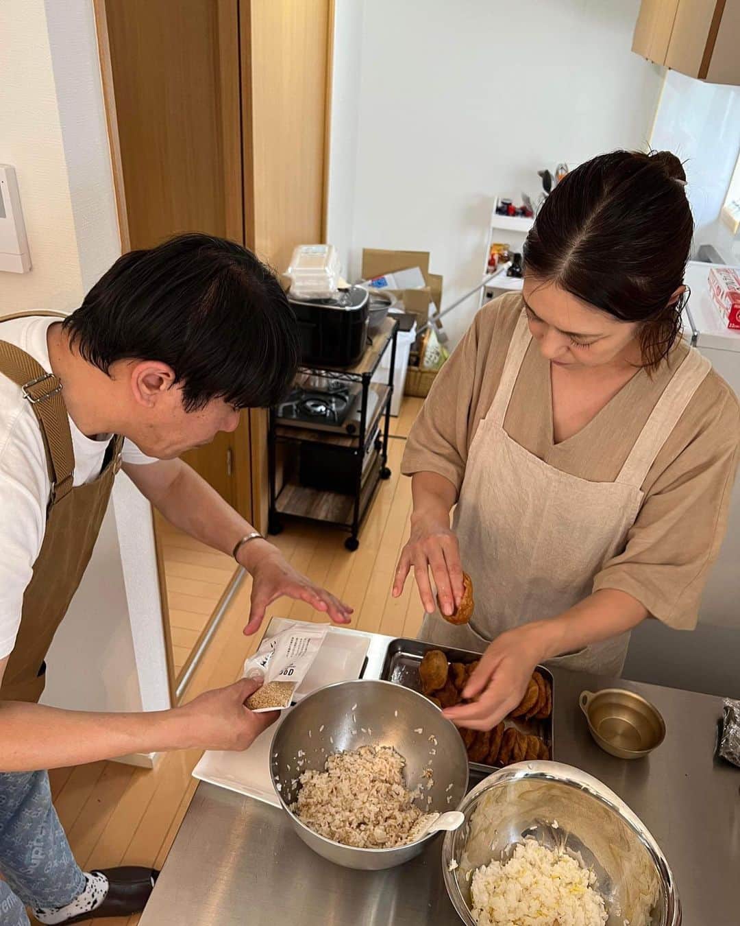 加藤紀子さんのインスタグラム写真 - (加藤紀子Instagram)「「さんまさんのお誕生日にいなり寿司を持って行きたくて」  いなり寿司マイスターを受講しても まだ味と工程に心配があることを相談したら、いなり王子の坂梨カズさん @inari_oji 、 豆腐マイスター協会代表理事の磯貝氏、 お豆腐から薬膳までの知識において、とにかく信頼と大好きしかない、谷口ももよ先生　@momoyakuzen が立ち会ってくださり、アドバイス&お味見いただく、貴重な時間を頂いた午後。  ゴマまぶし、 レモンまぶし、 師匠は何がお好みか、 引き続き練習しつつ いなり寿司ってしっかり作ると 美味しいのだなぁ❤️を再確認した日。 ってか… 美味しいに到達するまで奥深い…😨  #いなり寿司マイスター  #豆腐マイスター」6月21日 21時22分 - katonoriko