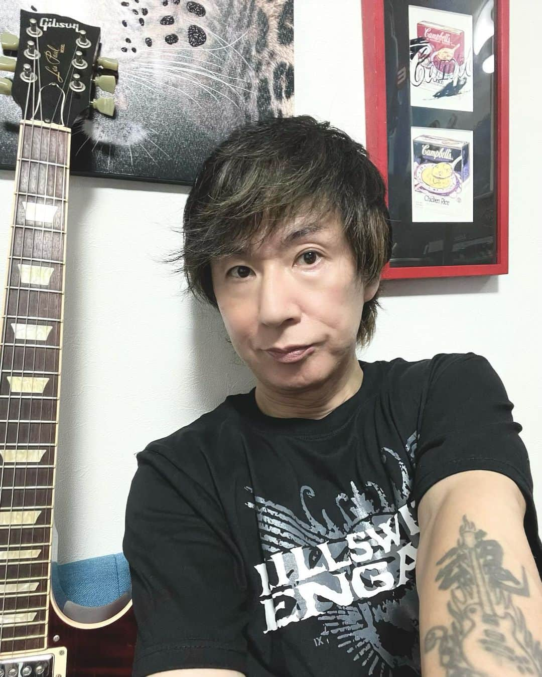 遠藤一馬のインスタグラム：「キャンベルのトマトスープ  ヒョウ柄  Rock Tシャツ  レスポール ！  一生のうちで好きなものってどれぐらいできるのかなぁ〜☺️  #gibson #campbells #leopard #killswitchengage #tshirt」