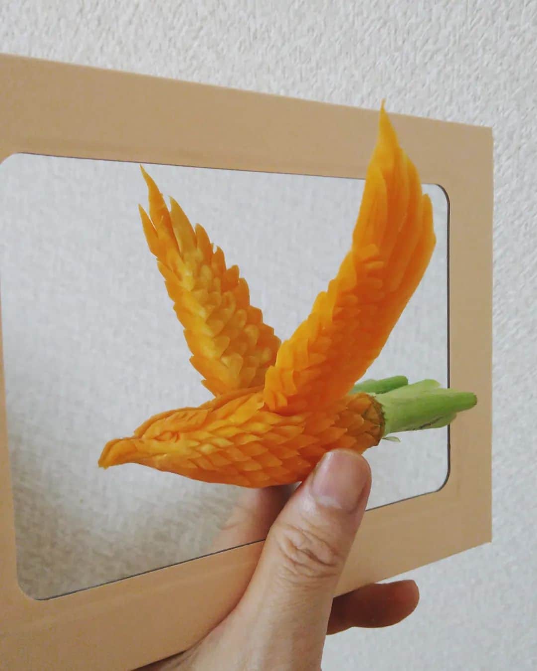 gakuのインスタグラム：「🥕🪞🦅  #中国彫刻#carving  #野菜アート #野菜彫刻 #果物アート  #果物彫刻」