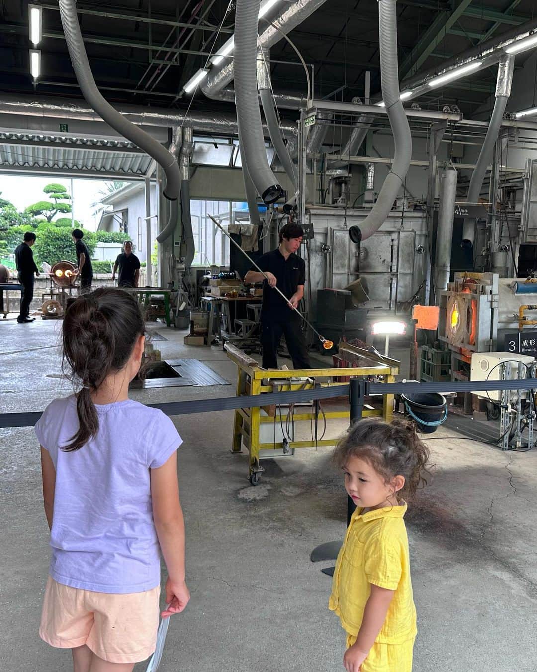 エリナ シルカさんのインスタグラム写真 - (エリナ シルカInstagram)「Traditional Glass Cutting ✨ 薩摩切子工場見学✨✨✨」6月21日 21時25分 - laura_elina_ymd
