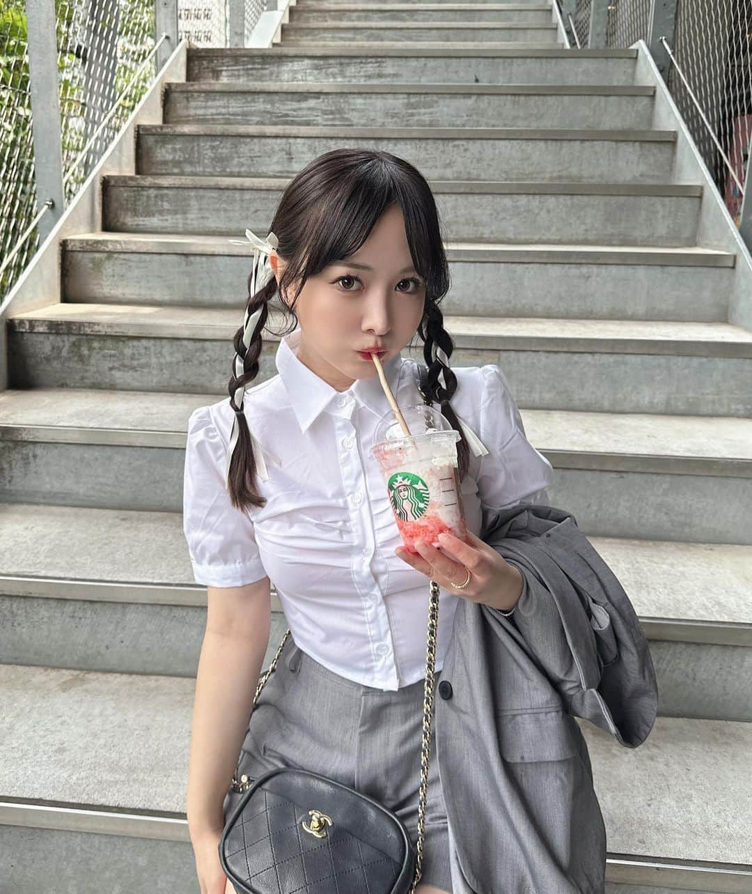 平松可奈子さんのインスタグラム写真 - (平松可奈子Instagram)「マニッシュとガーリーの調和🩶⛓️  @chouette_latte   #マニッシュコーデ  #girly  #編み込みヘア  #リボンアレンジ #韓国ヘア　#kpop  #ヘアアレンジ #平松可奈子　#シュエラテ #starbucks  #followｍe  #japanesegirl  #セットアップ　  #ストロベリークリームフラペチーノ」6月21日 21時25分 - 11kanaco14