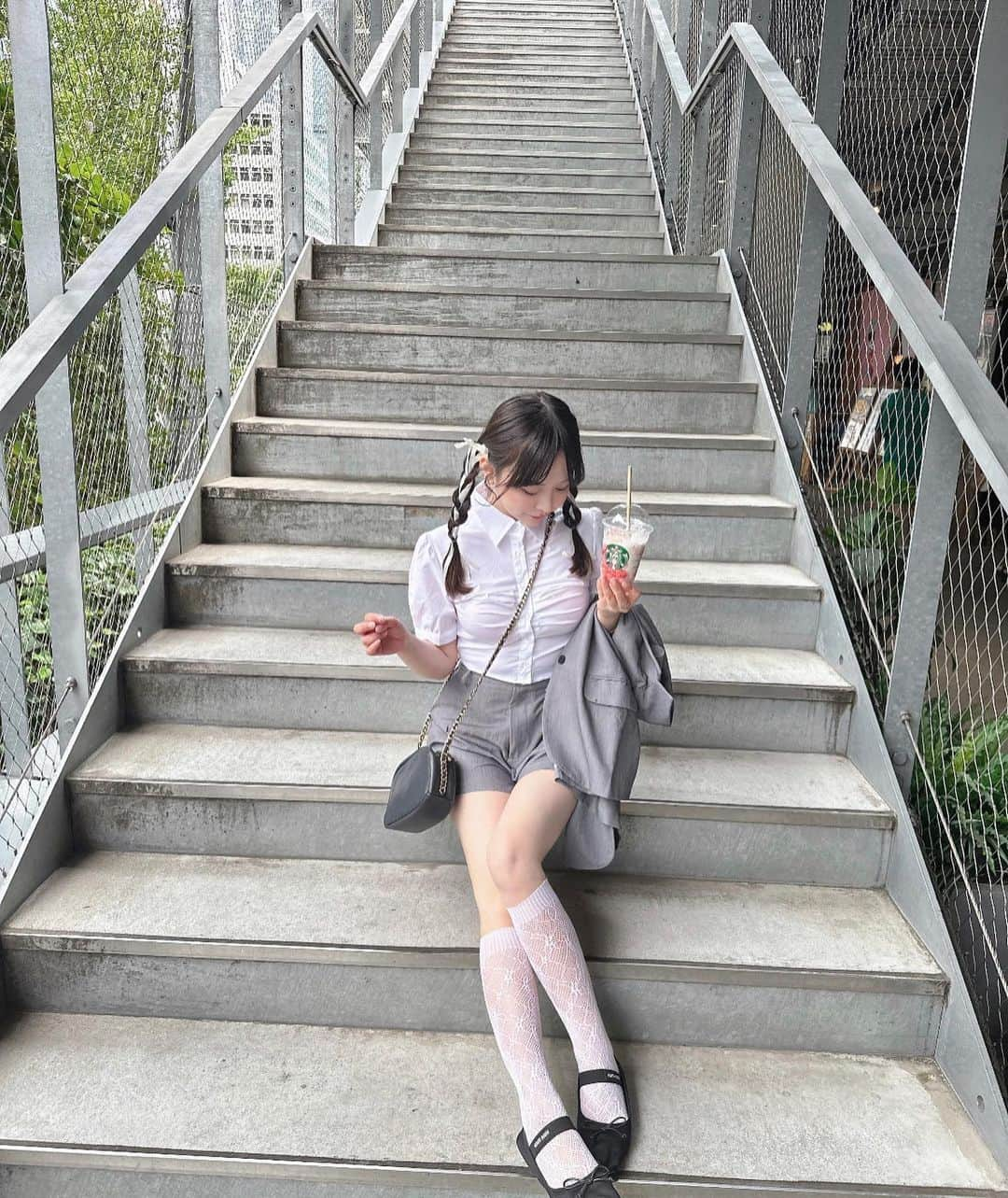 平松可奈子さんのインスタグラム写真 - (平松可奈子Instagram)「マニッシュとガーリーの調和🩶⛓️  @chouette_latte   #マニッシュコーデ  #girly  #編み込みヘア  #リボンアレンジ #韓国ヘア　#kpop  #ヘアアレンジ #平松可奈子　#シュエラテ #starbucks  #followｍe  #japanesegirl  #セットアップ　  #ストロベリークリームフラペチーノ」6月21日 21時25分 - 11kanaco14