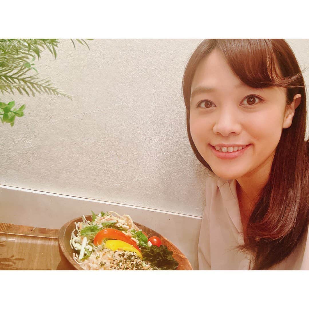 西村志野のインスタグラム：「＊ 今日は取材でした。 ランチはサブウェイ♡ えびアボカド美味しい🤤🧡  最近なかなか運動できていないので せめて野菜をたくさん食べるよう意識しています☺️✨  いつかのランチ写真とともに🌼 今日もお疲れさまでした！！ ＊ #取材 #お仕事 #インタビュー #🎤  #ランチ #ヘルシーランチ #野菜を食べよう  #アナウンサー #フリーアナウンサー #西村志野」