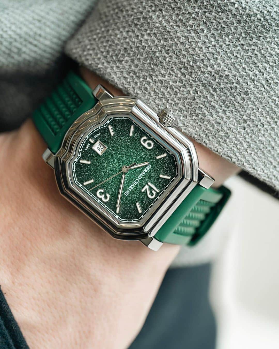Daily Watchさんのインスタグラム写真 - (Daily WatchInstagram)「The limited edition GC Sport Clay from @GeraldCharles_Official 🎾 Inspired by the professional grass tennis season and featuring a stunning graduated green dial. A limited edition of 200 pieces 🔥 #geraldcharles」6月21日 21時36分 - dailywatch