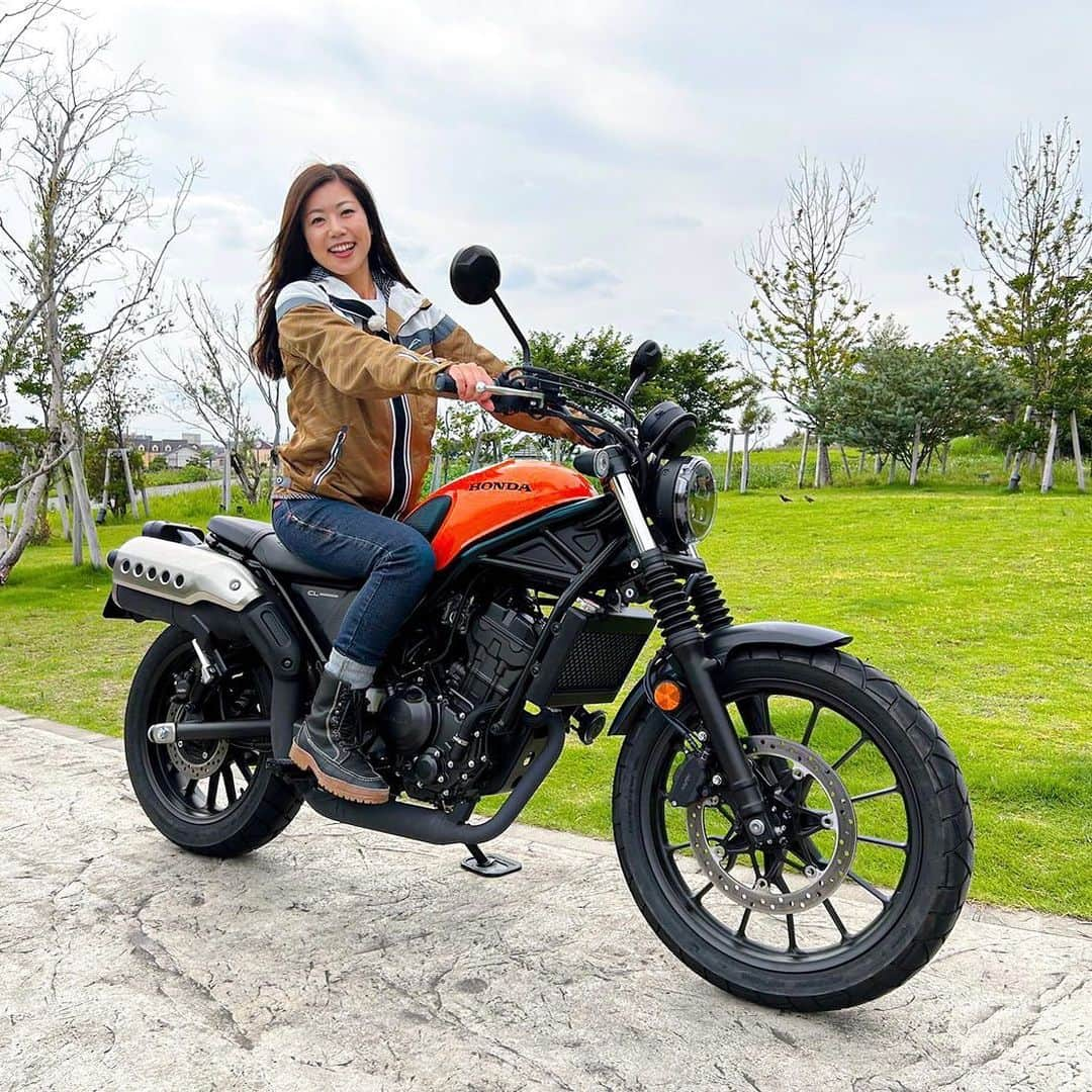 木村亜美さんのインスタグラム写真 - (木村亜美Instagram)「話題のHONDA CL250試乗会に行ってきました！私はこのバイク好きですねー😋  元気なエンジン、ヒョイヒョイ動ける機動性の高さ、軽さ気軽さ色々好き(*^^*)   今度チャンスがあればCL500との乗り比べしたいなぁ✨️ . . . #週刊バイクTV #チバテレ #HONDA #CL250  #ホンダバイク  #HONDAmotorcycle #HONDAcl250  #cl250  #cl500  #hondarider  #hondalove  #hondabike  #木村亜美 #bike_japan #instamoto #bikersofinstagram #girlsbiker #motoinstagram  #バイク写真部 #2wheelslovers #バイク女子 #motorcyclephotography #motorcycle_moment #bikestagram #motovlog #バイクのある生活 #bikezyoshi #riderich #asianbikergirls  #bikerwoman」6月21日 21時37分 - ami_kimura0327