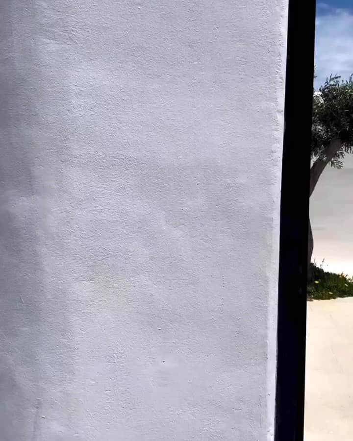 The Cool Hunterのインスタグラム：「We will write more on @kalesma.mykonos when we return but here are just a few glimpses of what awaits the visitor at this most stunningly beautiful luxury hotel in all of the Greek Islands, not just Mykonos.  Every detail has been meticulously planned and designed by architects @k_studio_gr , the go-to architects of much of what is cool in Greece right now along with stunning interiors by @studiobonarchi. From landscaping to furniture and fixtures and from food to service, absolutely everything is exquisite. #swipeleft #thecoolhunter #kalesmamykonos」