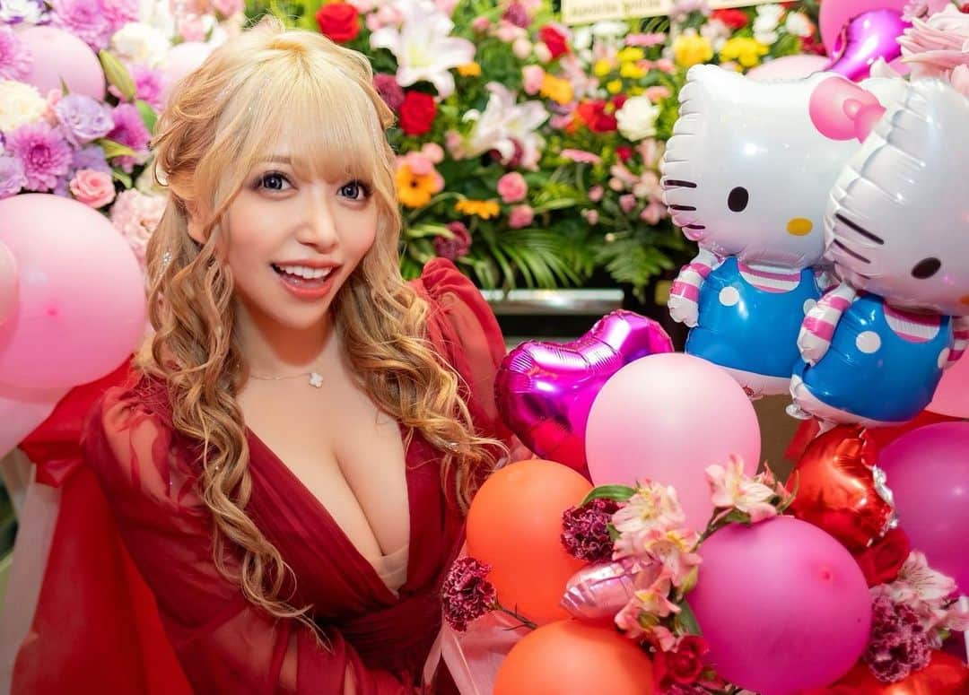 芹野莉奈のインスタグラム：「happy birthdayわたしシリーズ🎂  お花やバルーンを送ってくださった皆様ありがとうございます😭❤️  こちらに載せれない方もいらっしゃいますが、スタンド花を送ってくれた方々😭😭💘💘  破天荒夫婦 @rikiya_8.co  @miyabi_8.co   亀田姫月ちゃん @himechan333   冬月BLACK  BLUE Dragon(BD、なぎなぎ) @blue_dragon__bd   美人茶屋 綾野あすかちゃん @ask8961   悠笑 ひなのママ @hina.miki.y   YURUbar u_uさゆりちゃん @yurubar   Kawasaki 河崎あゆみママ @kawasaki.ayumi1013   Lapis beauty salon けいちゃん @27k_kim   Sugar Time ゆかさん @yuka102363   らぽっちゃぽっちゃ 如月あかりちゃん @lapo_akaringo   BARラブホテル休業中のまなつ @manatsunotaizai    Bar EN けいとくん @en_k_1013   baron REX りんかちゃん @ksk.rin   ハラペコステーキ新宿本店 廣川代表 @harapeko.steak   メンヘラの壁 歌舞伎町店  @bardqnkabuki    Beau Garcon ひろこさん @beaugarcon2021  @b.g_hiro    Bar 9BLACK 大迫さん @masa_sako   岡山マスターズ赤木代表 @hiroshi.a1109   ゆづくん @yuz.tlg   福岡のあつい飯さん @atsuimeshi   入り口のアーチ＆胡蝶蘭 令和の勝新さん @reiwano_katsushin_san   スタンド花だけじゃなく、花束を下さった方々も本当にありがとうございました😭❤️  たくさんのお花に囲まれてお誕生日気分、幸せでした💗💗  素敵なお写真は @ryu_since2012 さん📷  バースデーの衣装は @_vanityme_  @sena_vanityme 💘  #バースデー #バースデーイベント #birthday #大阪ミナミ #大阪ミナミbar #誕生日 #ミナミbar #芹野莉奈 #写真ケーキ #サプライズ #誕生日ケーキ #八幡筋 #東心斎橋 #barlovehotel」