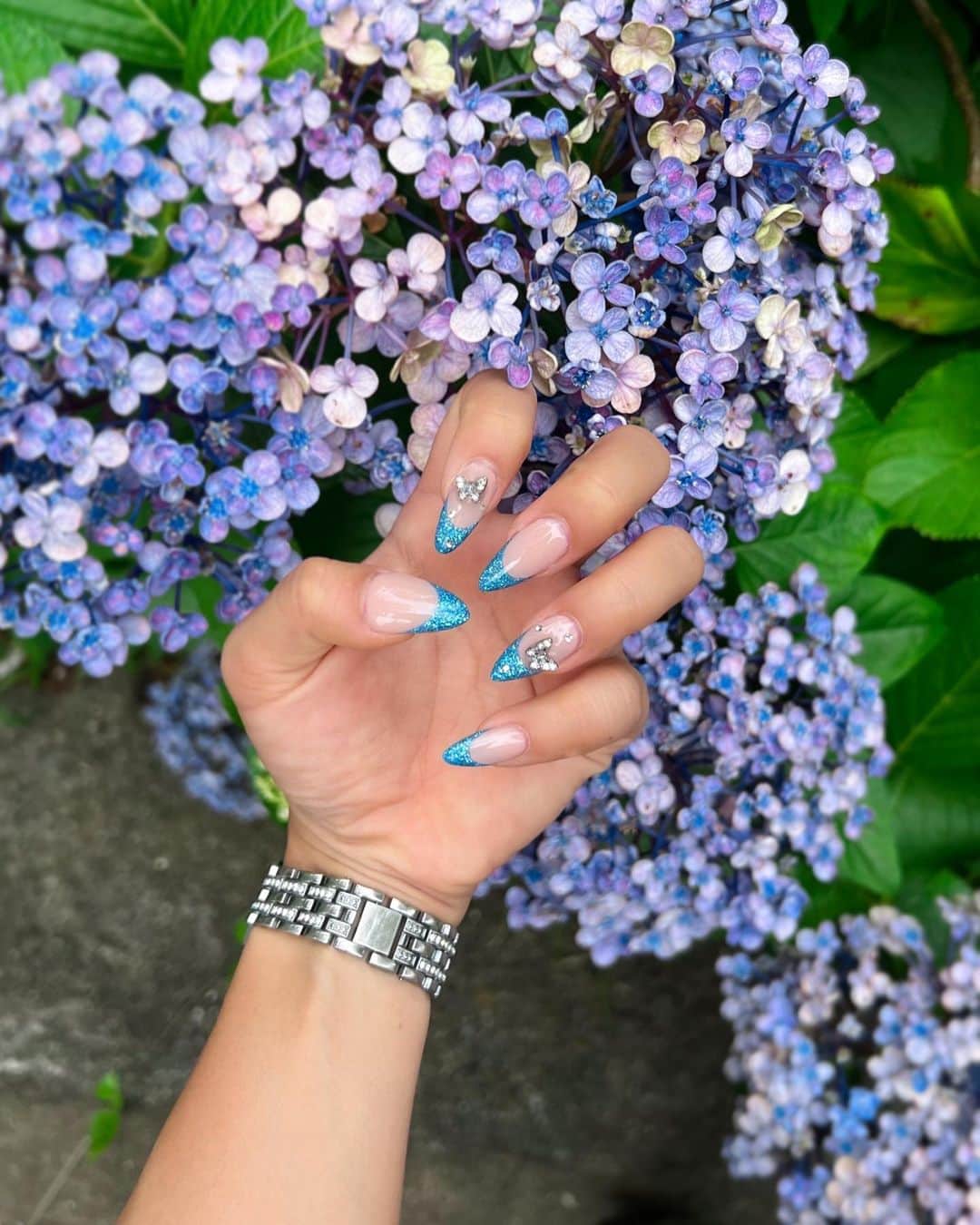 NANCYのインスタグラム：「#newnails 💅🏼💙  この前のストーリーで新しいネイル何色でしょうってやつ、ピンクが1番多くて次に青が多かった🤭  青とか一回もやった事ないのにみんなよくわかったなぁって思った！！  @dazzle_hiroko さんいつも可愛くしてくれてありがとうございます💋  #nails#frenchnails#bluenails#ネイルデザイン #夏ネイル#青ネイル#フレンチネイル#ギラギラネイル#ジェルネイル」