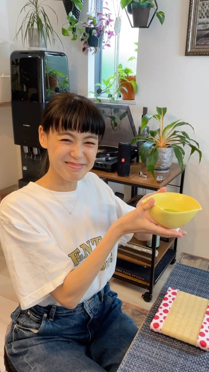 優美のインスタグラム：「- I experienced tea ceremony in my house!! It tasted nice & amazing experience!!!  大好き🤍  #1日1大好き #優美 #昭和感 #大好き #love #vegan #ethical #ヴィーガン #teaceremony」