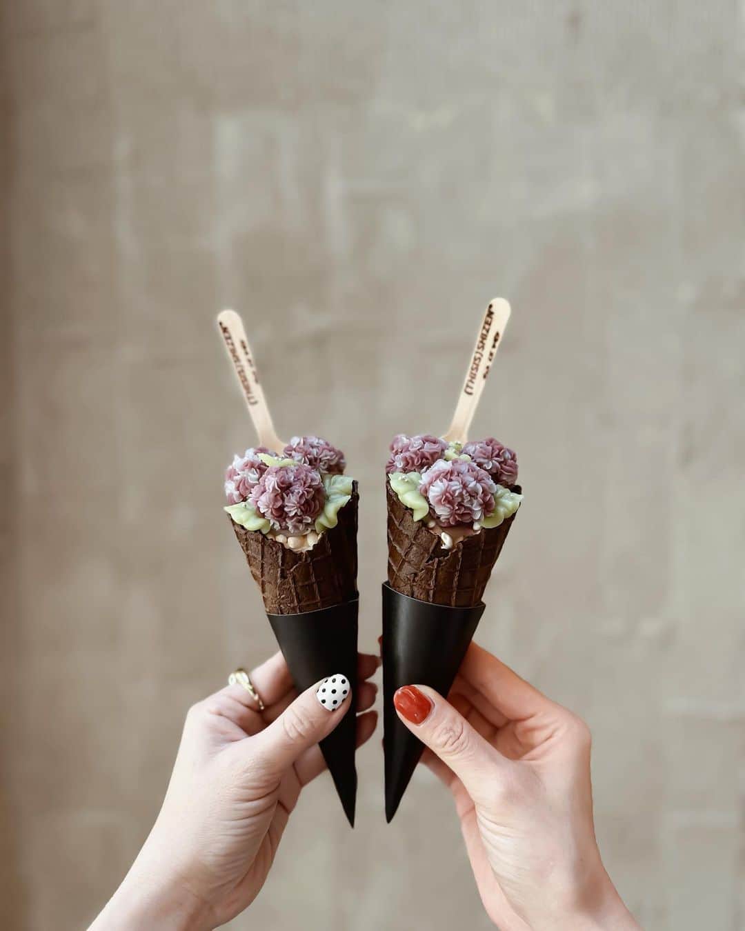 Yukicoさんのインスタグラム写真 - (YukicoInstagram)「@yukicolifecom   (𝐓𝐇𝐈𝐒𝐈𝐒) 𝐒𝐇𝐈𝐙𝐄𝐍茶屋　 期間限定アイスブーケ💐  5月15日(月)スタートの 紫陽花"AJISAI"  青、紫、白のグラデーションで めちゃかわ💜💜💜  白餡を使った練り切りのお花絞りに ワッフルコーンの中には アイスが入ってます𓂦  私もお花絞り習ってた経験あって💭 見てるとやりたくなるけど✨✨✨  大変だからやっぱりやめとくwww ムリ🗯️🗯️🗯️🗯️ 　　　　　　　　　　　　　　　　　　　　 　　　　　　　　　　　　　　　　　　　 　　　　　　　　　　　　　　　　　　  要保存🔽 ‥‥‥‥‥‥‥‥‥‥‥‥‥‥‥‥‥‥‥‥‥‥‥‥‥‥‥‥ 保存しておくと 「あとから見返しができる」 「誰かに伝えたい時に便利」です✨  いいね♡しておくのも 「あとからチェック」できて便利です✨ ‥‥‥‥‥‥‥‥‥‥‥‥‥‥‥‥‥‥‥‥‥‥‥‥‥‥‥‥‥  (𝐓𝐇𝐈𝐒𝐈𝐒) 𝐒𝐇𝐈𝐙𝐄𝐍茶屋　@thisisshizen  京都市中京区場之町５８６−２新風館 1階 時間: 10:00-19:00 ※アイスブーケは予約不可  #thisisshizen  #kyotofood  #shizen茶屋 #京都食べ歩き #京都スイーツ #京都カフェ #練り切り」6月21日 21時46分 - yukicolifecom