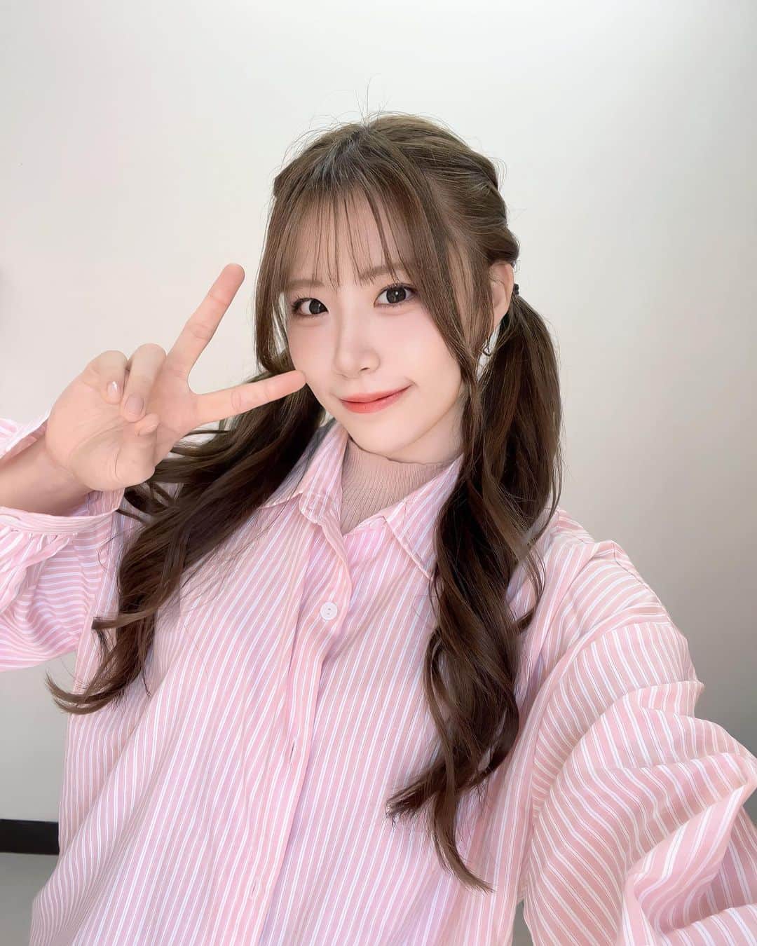 AKARIのインスタグラム：「明後日23日の22時からYouTube生配信するよ😎  https://youtube.com/live/RczR5hpeV8Y」