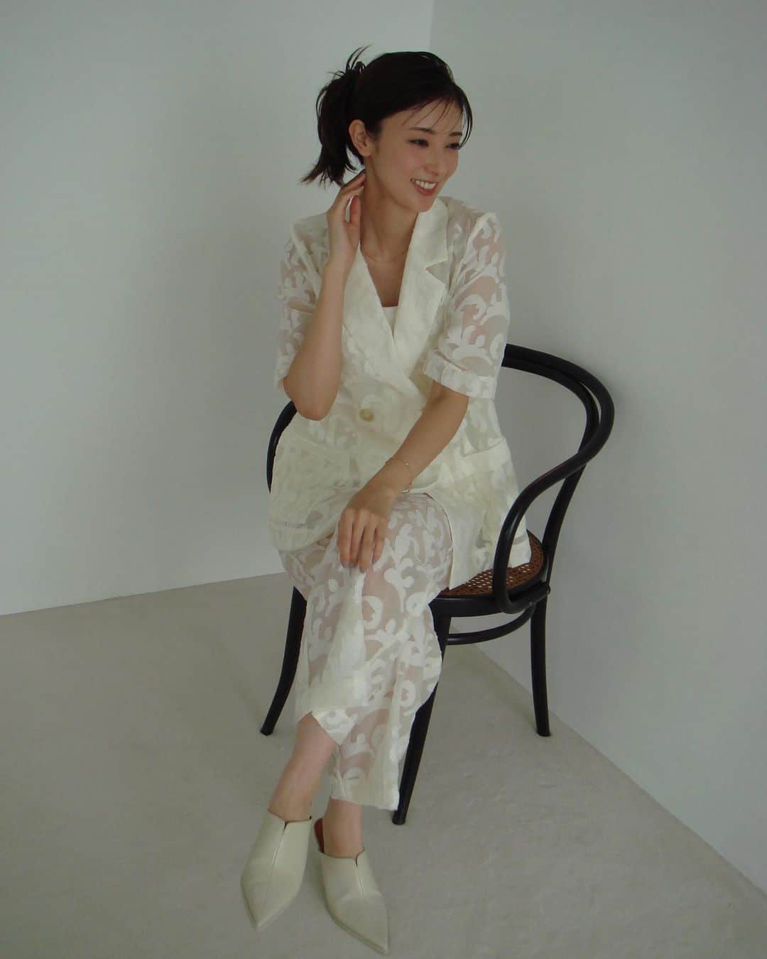 宮本茉由のインスタグラム：「透け感がたまらない🤍  #まゆふく」