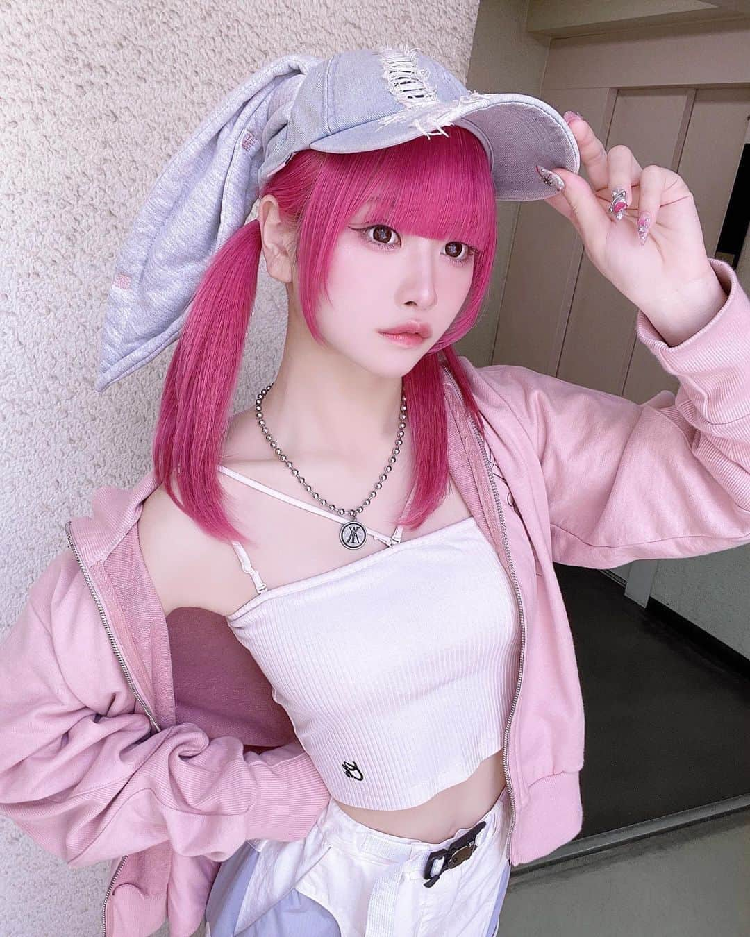 いちさんのインスタグラム写真 - (いちInstagram)「ぴょんっ🐇  #idol #cosplay #cosplayer #cosplaygirl #japanesegirl #girl #selfie #instagood #hightone #maid #pinkhair #highlighthair #twins #twintail #fff #lfl #l4l #ハイライトカラー #アイドル #派手髪 #ウルフカット #ウルフ」6月21日 21時40分 - ichi_7cos