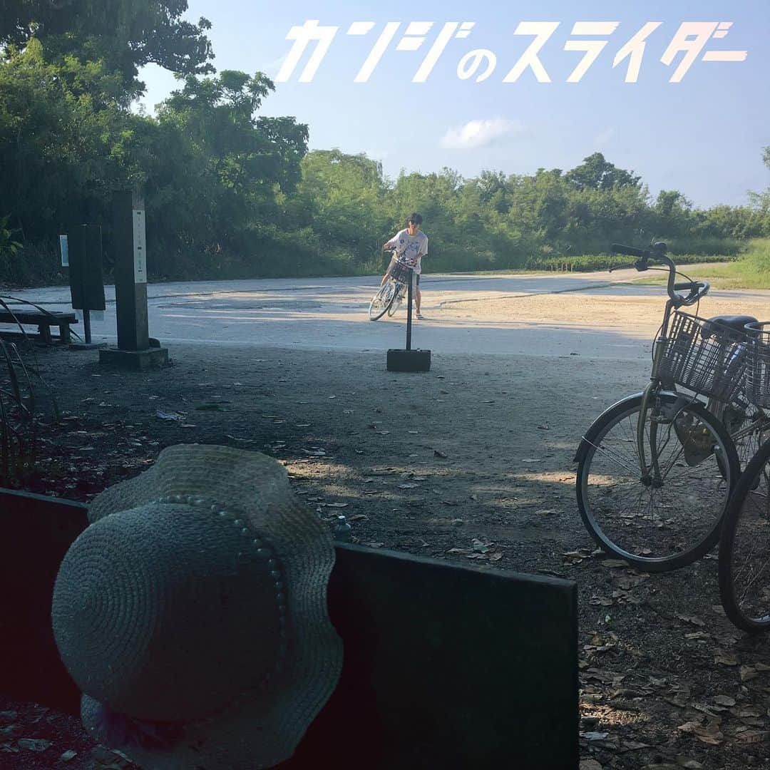 山本幹宗のインスタグラム：「カンジのスライダー  政幸のカムバック第三弾です。  みっくんが作ってきたデモを元に俺がこねくり回して、それに政幸が歌詞をつけてそれをまた俺がこねくり回して完成しました。 政幸のつけたタイトルは意味不明ですが、郭泰源のことなどを歌っています。  みっくんは元々ギタリストでしたが、バンドを作る際に上手いベーシストがいなかったのでベーシストに転向してもらいました。  ギターソロの時に本人が叫んでいる「ゴッツ！」というのは中学時代のみっくんのあだ名で、当時みっくんは吹奏楽部の副部長で俺と亮太の一個上の先輩でした。  部活が終わる時間になると音楽室の鍵をジャラジャラならしながら「はよ帰れー」とドスの効いた声で部員達を音楽室から追い出し、部長と2人でどこかへ消えていくのでした…。  https://friendship.lnk.to/Kanjisslider  https://youtu.be/OYmGWdk44O8」