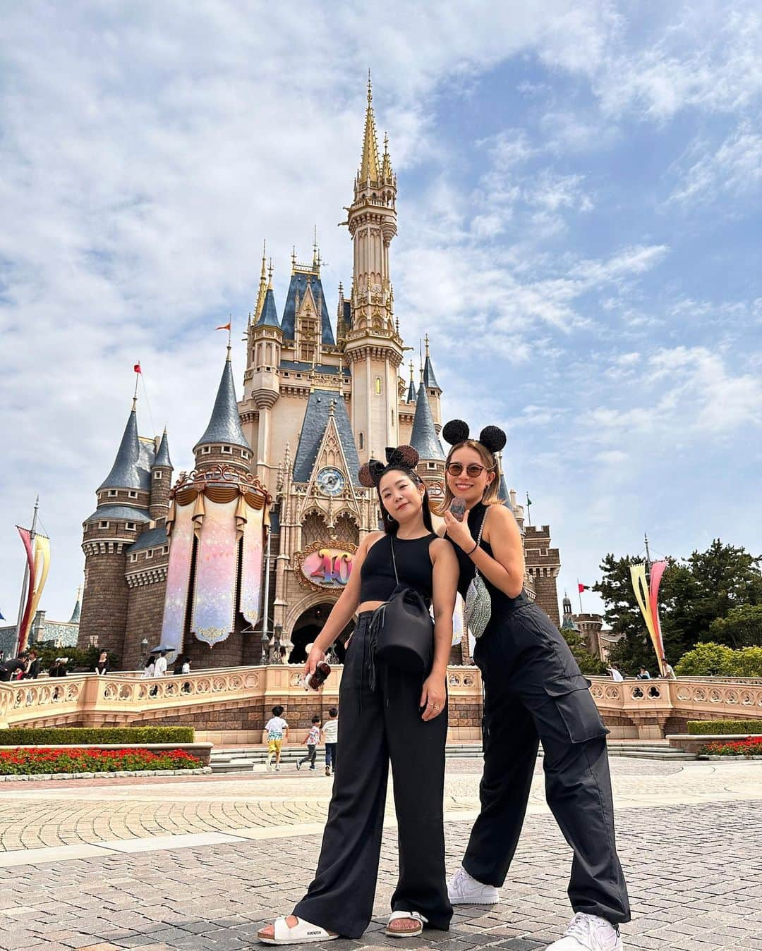 平野杏梨さんのインスタグラム写真 - (平野杏梨Instagram)「@tokyodisneyresort_official 🩵 w/ @haannanny  @tooma.official   人生で初めてプリンセス探すために歩き回ったし、初めてちゃんとパレードみたし、初めて閉園時間気づかずに遊びましたw  ディズニーワールドにいた男がいるといつもと違ってたのしーね🫶🏽朝のスパムおにぎりもありがとう🫶🏽らぶ🫶🏽(大遅刻して全然昼過ぎに食べた)  はんなにーと服のおそろ具合は本当にたまたまでwさすがだった。らぶ🫶🏽」6月21日 21時41分 - anri_hirano