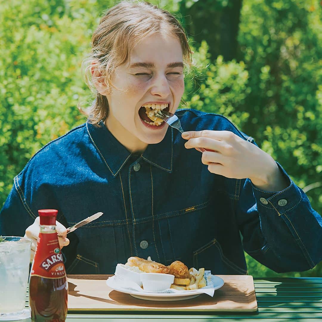 FUDGEのインスタグラム：「‣ ‣ ‣ロンドンガールの軽井沢旅。 イギリス出身の留学生アリス。ふと故郷が恋しくなった夏休み、ずっと訪れてみたかった場所へ 一人旅に出ることにした。それは軽井沢、大好きなジョン・レノンが足繁く通った場所だ。 降り立った瞬間、なぜか故郷を思い出す。この懐かしい気持ちはなんだろう？   お腹が空いたら、 フィッシュ&チップスとキャロットケーキ! ガーデンのすぐ隣にティールームを発見! 看板に書かれた“ELEVENSES”とは、11時にお茶をするイギリスの習慣だ。聞き馴染みある店名に惹かれて入ってみると、メニューに並ぶのは英国のおいしいものたち! サクサクのフィッシュ & チップスに感動して、思わずキャロットケーキも追加オーダー。  ✔︎ #デニムジャケット 〰︎ OMNIGOD @omnigod_pr  ✔︎ #スカート 〰︎ O'NEIL OF DUBLIN  ✔︎ #シューズ 〰︎ Timberland @timberland_jpn  - - - - - - - - - - - - - - - 『FUDGE』2023年7月号は『 All About Summer この夏、“かわいい”をアップデート』特集。全国の書店、コンビニ、webで人気販売中です！◎ ぜひ最新号をゲットして @fudge_magazine をタグ付けしてくださいね！  《FUDGEの他のアカウントも更新中》 ⌎men'sFUDGE @mensfudge ⌎snap @fudge_snap ⌎online store @fudge_online_store  ⌎friend @fudge_friend  ⌎coffee @fudge_coffee  #fudge #ファッジ #fudge_magazine #洋服好きな人と繋がりたい #服好き #おしゃれ女子 #おしゃれ好き #お洒落好き #お洒落女子 #シャツ #Tシャツ #靴 #くつ #ボトム #トップス #コーディネート #カジュアルコーデ #夏コーデ #スカートコーデ #スニーカー #スニーカーコーデ」