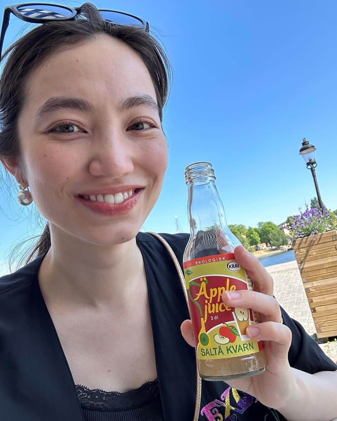 加藤ジーナのインスタグラム：「ストックホルムの港？に面した素敵なベーカリーで休憩🌴 美味しくて雰囲気も最高でした💁‍♀️  4枚目にレシートが写ってるんですが😂 写真のリンゴジュースとパンで89KR(1200円くらい)🍎 観光地価格ですね〜  #ストックホルム観光 #スウェーデン旅行 #ストックホルムカフェ #北欧カフェ #北欧旅行 #skeppsbron」