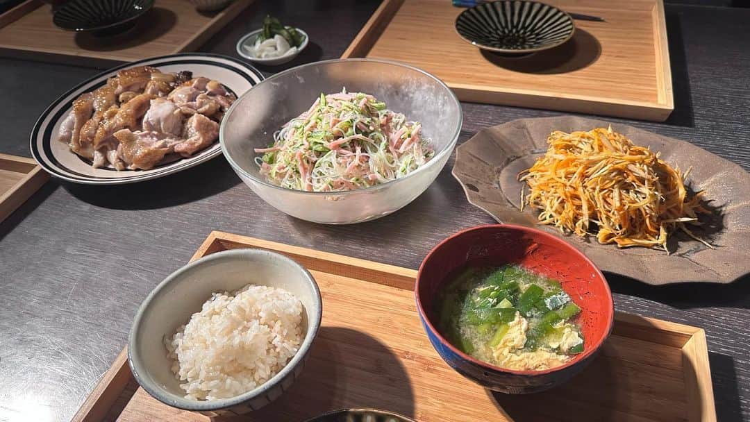 つるの剛士さんのインスタグラム写真 - (つるの剛士Instagram)「— とあるお仕事から無事に帰還。 3日間外界を断ちとてつもなく貴重な経験をさせて頂きました。 テレビ初、もちろん僕自身人生初初体験。  新たな経験をすると、それまでの自分と馴染むまでふわふわとしたなんともいえない浮遊感。  今はまだ言えませんが O.Aが近くなった時にまたお知らせいたします。  …で３日ぶりにスマホの電源をオン。  18日の父の日に子どもたちからこんな動画が届いていた。  こんなん泣くわ。  自宅に帰宅したら次女が🇨🇦から夏休み帰国。 一年ぶりにつるの三姉妹が揃ってました👩👱‍♀️👩‍🦰  次女の久しぶりの日本食リクエストは、 きんぴらごぼうと ニラとたまごのお味噌汁、春雨サラダとな。  テーブル賑やか。  で、長男は？？どしたあ？笑  #冬に帰国すると #つるの三姉妹　#宝物 #次女帰国🇨🇦 #つるの一家 #パパも無事帰還　 #久しぶりの湯船最高だった #父の日　♪#藤井風 #旅路 #明後日から試験だ  【業務連絡】 お世話なった関係者各位皆々様方 もしこれを見ていたら。。 3日間貴重な経験をさせていただき本当にありがとうございました。 既に寂しいです。」6月21日 21時44分 - takeshi__tsuruno