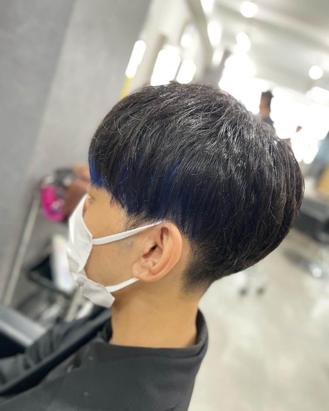 もるさんさんのインスタグラム写真 - (もるさんInstagram)「【大人ブルー💙】 インナーで濃いめのブルーを入れて 黒とのコントラストを楽しもう( •̀֊•́ ) ̖́-  ブリーチ1回だけでキレイなブルーになりますよ！  #オトナブルー#新しい学校のリーダーズ#atarashiigakko#otonablue#インナー#青#ブルーブラック#ブリーチ#インナーカラー#センターパート#マッシュ#モテ#韓国#韓国マッシュ#韓流#bts#メンズ#メンズヘア#メンズ特化#美容師#日本一#もるさん#マネージャー#クリエイティブディレクター#youtube#youtuber#ユーチューバー#aitokyo」6月21日 21時44分 - morusan_aitokyo