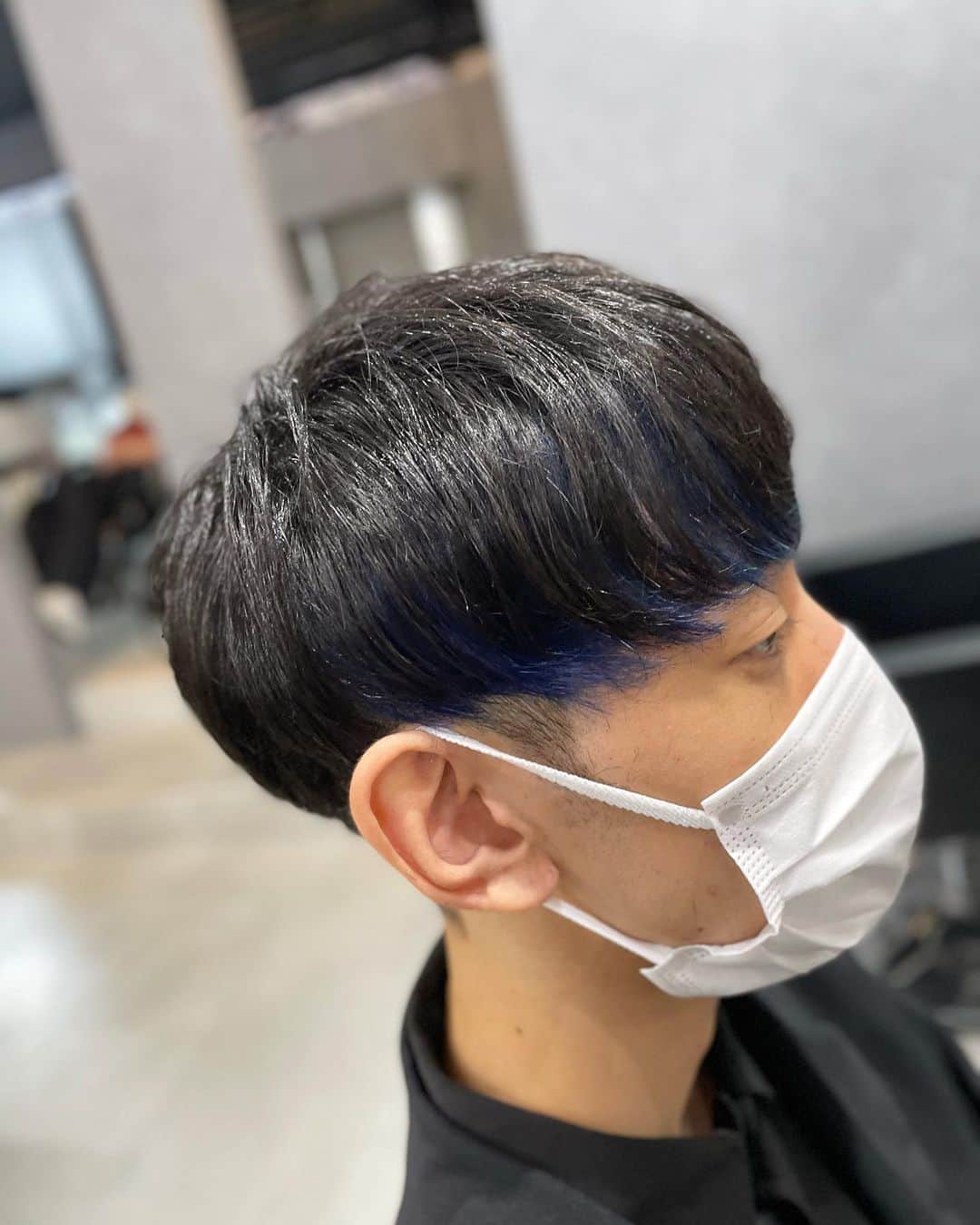 もるさんさんのインスタグラム写真 - (もるさんInstagram)「【大人ブルー💙】 インナーで濃いめのブルーを入れて 黒とのコントラストを楽しもう( •̀֊•́ ) ̖́-  ブリーチ1回だけでキレイなブルーになりますよ！  #オトナブルー#新しい学校のリーダーズ#atarashiigakko#otonablue#インナー#青#ブルーブラック#ブリーチ#インナーカラー#センターパート#マッシュ#モテ#韓国#韓国マッシュ#韓流#bts#メンズ#メンズヘア#メンズ特化#美容師#日本一#もるさん#マネージャー#クリエイティブディレクター#youtube#youtuber#ユーチューバー#aitokyo」6月21日 21時44分 - morusan_aitokyo