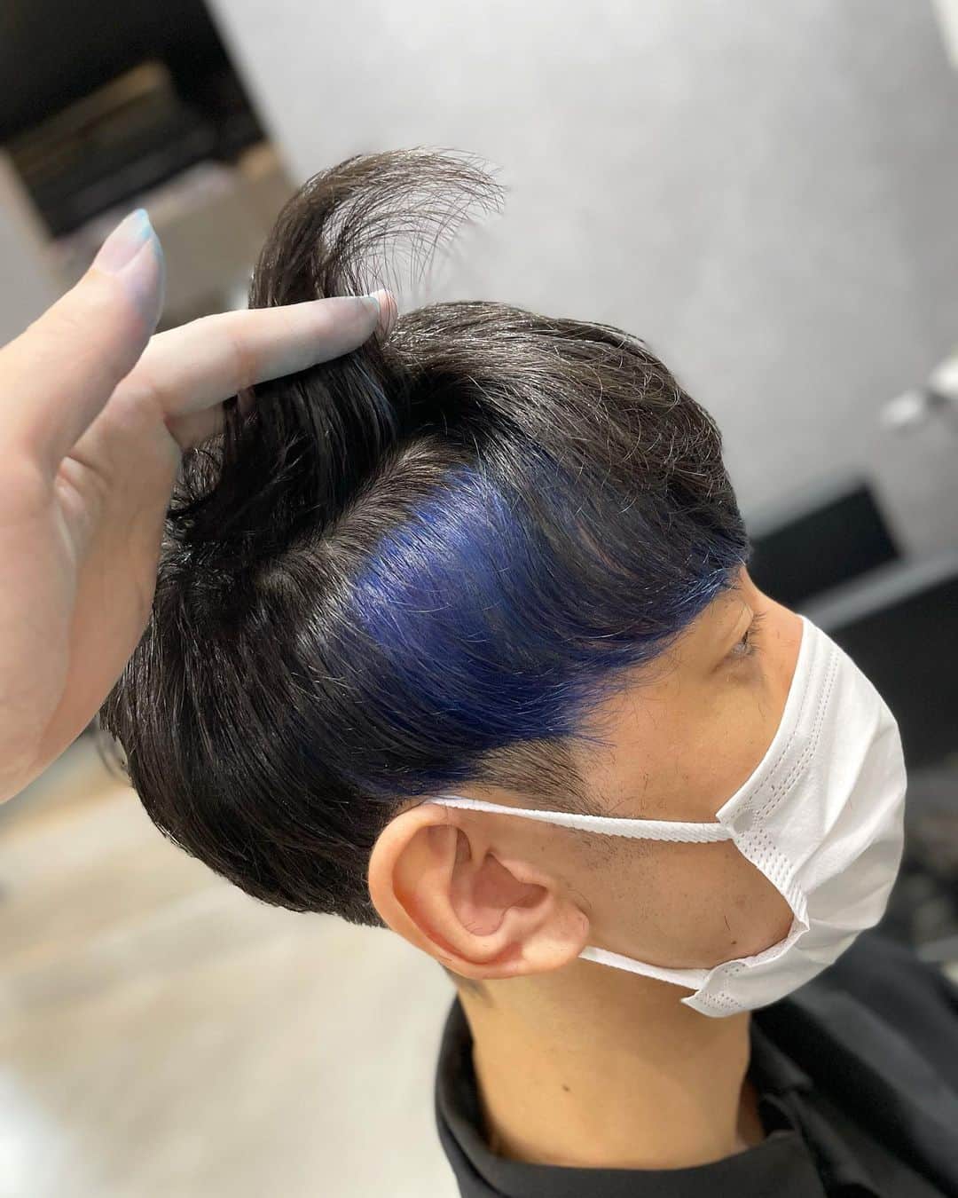 もるさんさんのインスタグラム写真 - (もるさんInstagram)「【大人ブルー💙】 インナーで濃いめのブルーを入れて 黒とのコントラストを楽しもう( •̀֊•́ ) ̖́-  ブリーチ1回だけでキレイなブルーになりますよ！  #オトナブルー#新しい学校のリーダーズ#atarashiigakko#otonablue#インナー#青#ブルーブラック#ブリーチ#インナーカラー#センターパート#マッシュ#モテ#韓国#韓国マッシュ#韓流#bts#メンズ#メンズヘア#メンズ特化#美容師#日本一#もるさん#マネージャー#クリエイティブディレクター#youtube#youtuber#ユーチューバー#aitokyo」6月21日 21時44分 - morusan_aitokyo