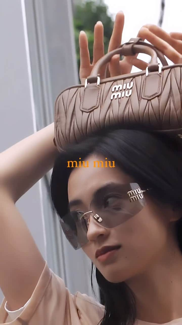 Cazumaxのインスタグラム：「くるちゃんが持ってたmiumiuのバッグとサングラスめっちゃかわいかった💖👜👓@kurumi_0125_ @miumiu  #miumiu」